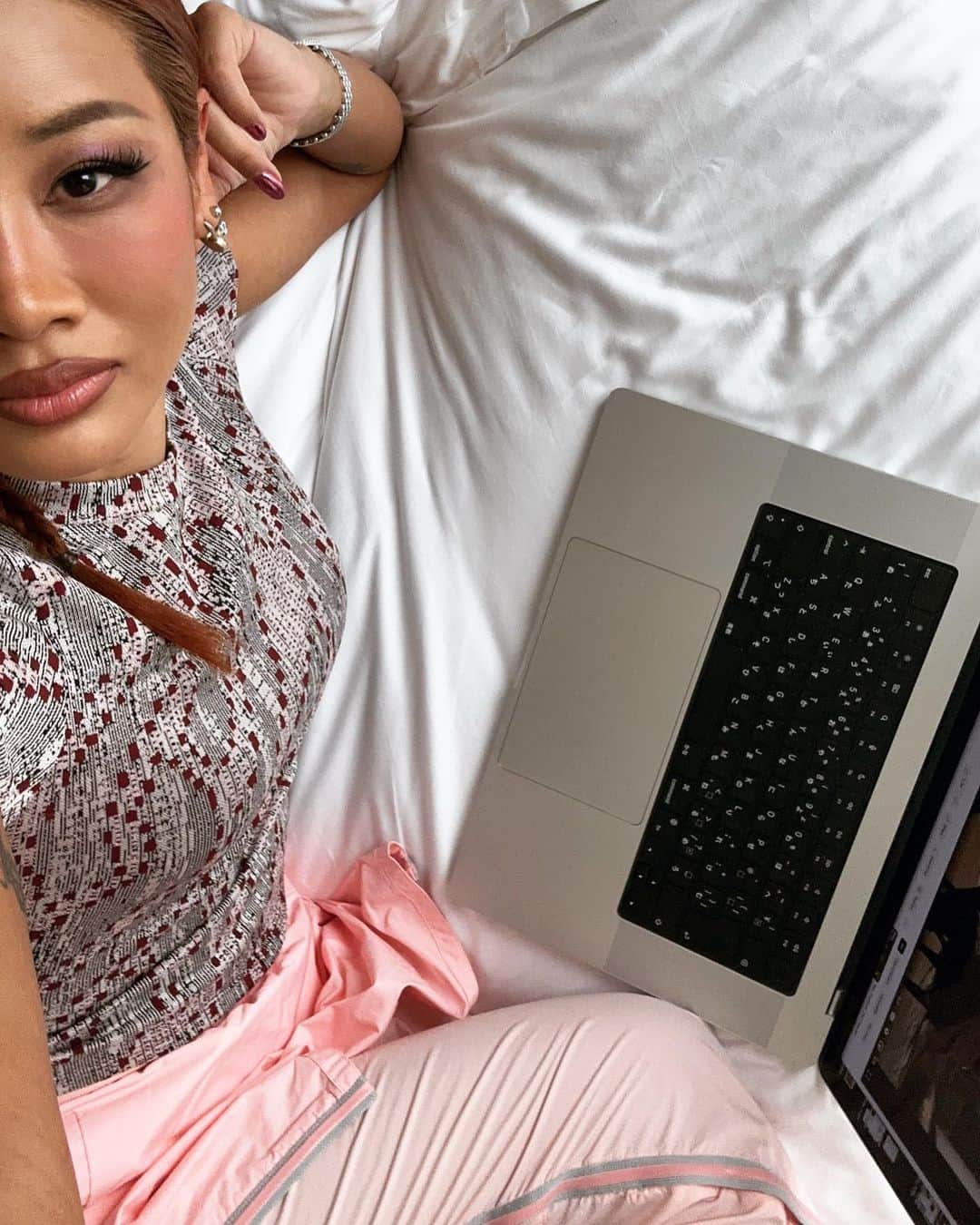 YOONのインスタグラム：「Choose ur ℰ𝓈𝒸𝒶𝓅ℯ ℛℴ𝓊𝓉ℯ 💅🏽 Catching up on homework in Paris 💕🎀」