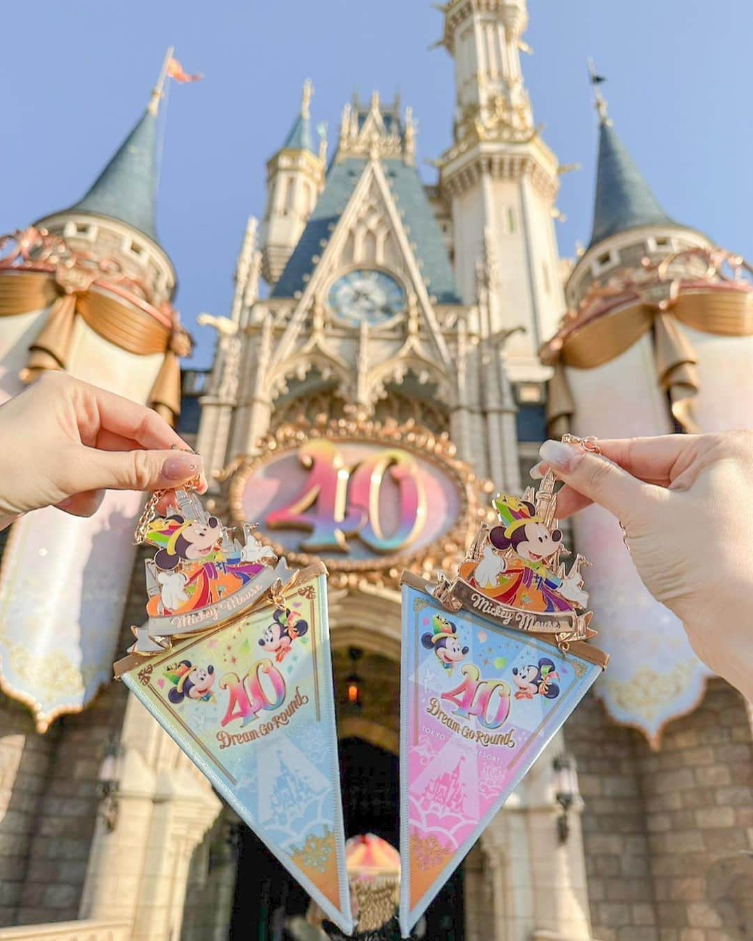 SHIHORINのインスタグラム：「ꕀ𖤐˒˒  𝗧𝗼𝗸𝘆𝗼 𝗗𝗶𝘀𝗻𝗲𝘆 𝗥𝗲𝘀𝗼𝗿𝘁🏰🌈 ˗ˏˋ𝟰𝟬𝘁𝗵 𝗔𝗻𝗻𝗶𝘃𝗲𝗿𝘀𝗮𝗿𝘆ˎˊ˗  -𝗗𝗿𝗲𝗮𝗺 𝗚𝗼 𝗥𝗼𝘂𝗻𝗱-  きょんちゃんと40周年のディズニーへ🐭🎉 パーク内がお祝いモードで可愛かった💕 グッズたくさん買ってしまったよ🥺♡  ハーモニーインカラーのパレードも最高で😭‼︎ パレードルートにダンサーさんが戻ってきたのも🕺 声出しOKで盛り上がれるようになったのも 全部が懐かしく感じてうるうる🥹🌈 そして大好きなマウスビートも初回と 抽選当たってラス回も観れて幸せすぎた…🪩💫 40周年ver最高だ😵‍💫💕💕💕  期間中たくさん観られるといいな🎠𓂃 𓈒  #shihorin__disney #disney #disneyland #tokyodisneyland #tokyodisneyresort #tdl #tdr #mickeymouse #disneycode #40thanniversary #dreamgoround #東京ディズニーランド #東京ディズニーリゾート #ディズニーコーデ #ディズニーカチューシャ #ディズニー40周年 #40周年ディズニー #ディズニー40周年グッズ #ドリームゴーラウンド #ガーランド #ドリームガーランド #ミッキーマウス」