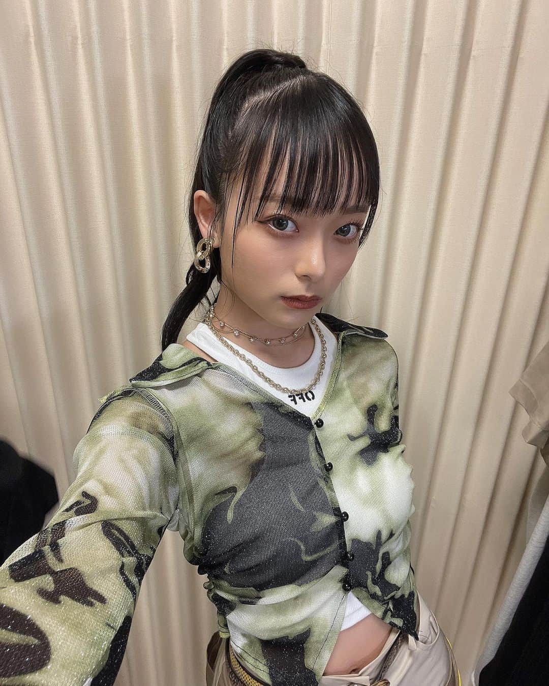 宇井優良梨のインスタグラム：「⁡ 【BREAK OUT祭2023】 ありがとうございました！！🙇🏻‍♀️❤️‍🔥 本当に本当に本当に楽しかったです。 皆さまが温かい声援を下さったりペンライトやタオルを振って一緒に盛り上げてくださり会場全体が一体となって最高の空間でした😭✨ ⁡ アンコールも本当に感動の嵐でしたし、 大切な仲間との再会もあり幸せな1日になりました☺︎ 音楽って素敵だなと思いました🪽 ⁡ 共演者の皆様、ファンの皆様、関係者の皆様、 ありがとうございました！！🙇🏻‍♀️✨  新衣装いかがですか…？🩶 ⁡ #BREAKOUT祭2023 #GENIC #宇井優良梨」