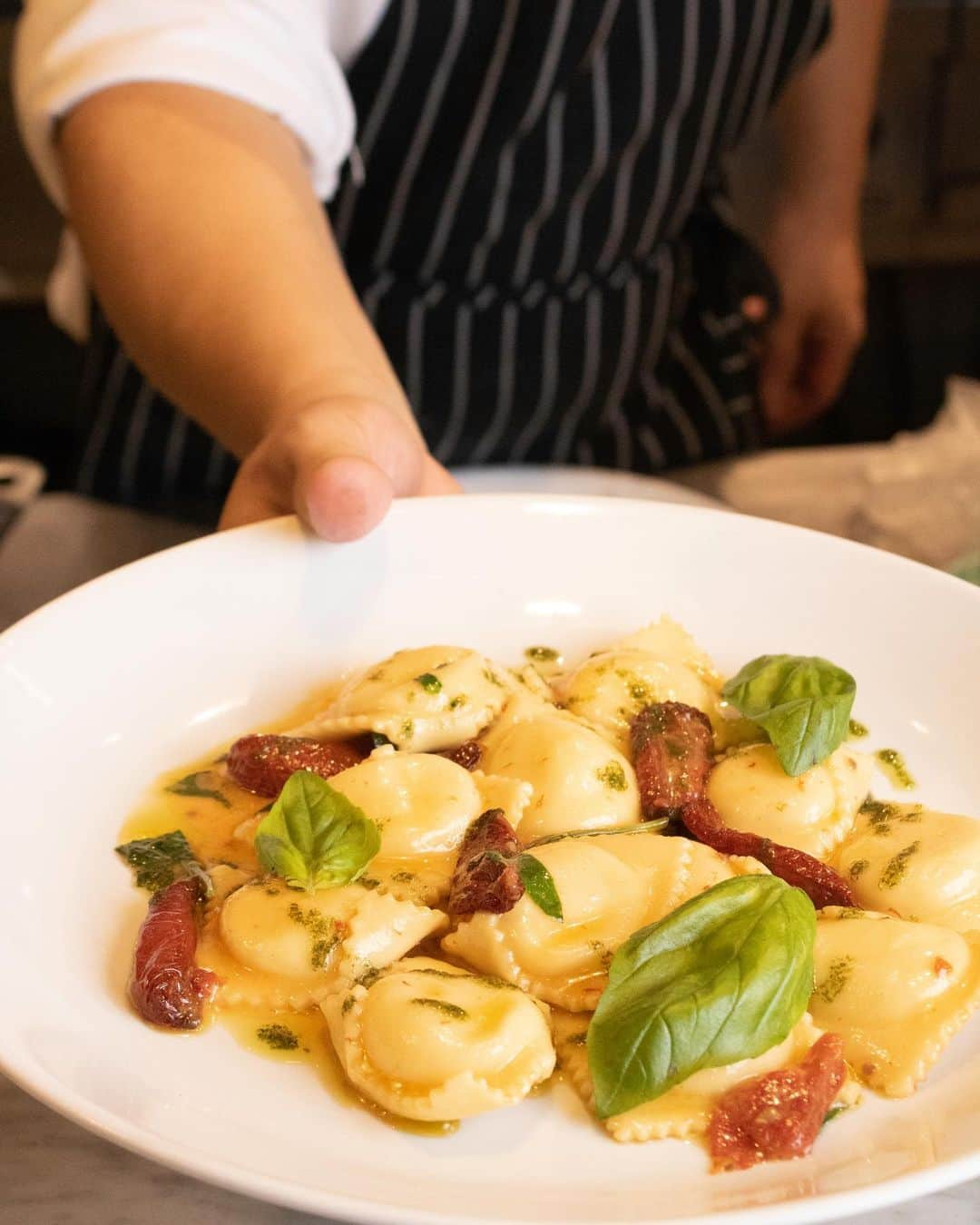 Eataly Brasilさんのインスタグラム写真 - (Eataly BrasilInstagram)「Experimente o melhor dos clássicos italianos em nosso Pasta & Pizza.   E para este fim de semana, que tal uma sugestão do chef? O Ravioli di Burrata e Pomodori Secchi, consiste em uma massa fresca recheada com nossa clássica burrata Vitalatte, molho manteiga, tomate seco, manjericão fresco e azeite de manjericão por R$ 73,00. Ma che!  De sexta a domingo, o horário de funcionamento do Pasta & Pizza é das 12h às 23h.   Aproveite a visita e não deixe de conferir as diversas opções que temos em nosso menu. Faça sua reserva no link da bio.  Ti aspettiamo para um buon appetito!  #eataly #eatalybr #eatalybrasil #eatalysp #italy #italianfood #food #foodlovers #pastalovers #pasta #ravioli」4月15日 23時58分 - eatalybr