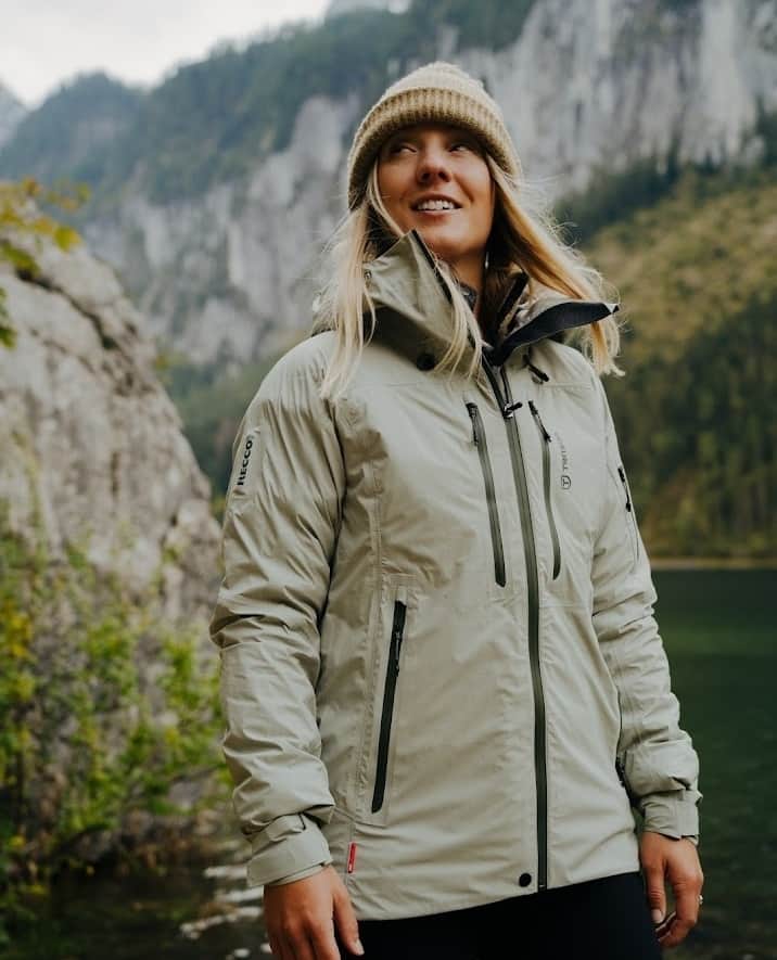テンソンのインスタグラム：「Epic outdoor imagery with our friend Mary Hannah of @expeditionrove rocking our stylish, multi purpose, highly functional shell jacket powered with MPC Extreme – Tenson Skagway (comes in 4 colourways).⁠ ⁠ #tenson #theswedishoutdoorbrand⁠」