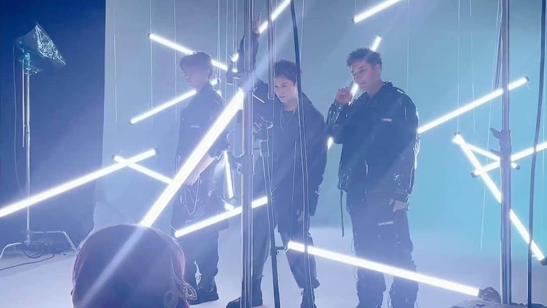 谷内伸也のインスタグラム：「5/24 Release「See Your Heart」ジャケ写撮影風景🤏🏽  新曲「See Your Heart」は、 第65回グラミー賞を受賞された宅見将典(@masa_takumi)さん書き下ろしによる、気付けば脳内再生されるほど耳に残り、無条件に元気が出る#あっつい 楽曲になっています。  振り付けも分かりやすい中にも散りばめられた細かい動きがメリハリあって気持ちいい仕上がりです！  カップリングは、 「Depend On Me」と「MAGIC MAGIC MAGIC」で楽曲提供していただいた、辻村有記(@yoru_yuki_asa)さんによる「Higher Love」、  そして、 今年のライブで未発表曲として披露した輝作曲、 SAEKI youthK(@saekiyouthk)さん作詞、ラップは自分が書かせてもらい、アレンジは「導標」でもお世話になったnishi-ken(@x_nishiken_x)さんによる「My Beast」。  それぞれ系統が全く違ってとてもコントラストのある一枚になりました。  表題の「See Your Heart」は、 4/22からスタートするFCツアーで初披露になります！  是非、楽しみにしていてもらえると嬉しいです🔥  #SeeYourHeart #あっつい #肉体 #Lead」