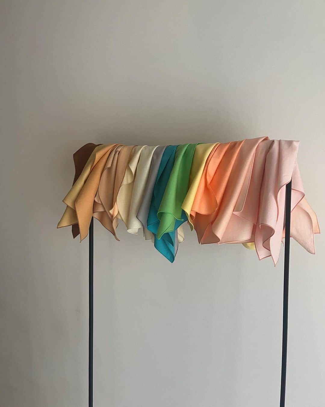 北岡りえのインスタグラム：「クローゼットに服はあるのに似合う服がないような気分だったり、コスメ同じのしか使ってない・年々自分の '似合わせ' がよく分からん？🤷🏻‍♀️  ‥な30代後半をスッキリさせたくて。あとネットや自分で勉強しててもより分からんっとなり😇  ずーーーっと行きたかった念願の @aboutus_osakaの 16タイプのパーソナルカラー診断に💡 @minori_aboutus ♡  私は 1st 👑 " イエベ春 "  light で淡〜い色と、 2nd イエベ秋 の Mutedで柔らかいくすんだ色も。　　  　  似合わせ×自分のすきなものが交わるところを一緒に考えてくれるから想像してた何倍も楽しくて♩ あとコスメもむちゃくちゃ教えてもらえて物欲も膨らむ〜🫰🏻　　  お客様や友人の事は自信満々にこれ似合います！って言えるから自分だけ曖昧な事に余計モヤモヤしてたのが 帰る頃にはスッキリ✨ コスメ・服も断捨離できて更にスッキリ✨  ミノリさんやスタッフ皆さん柔らかくて可愛いし(ファン)、 何より "普段のライフスタイルにお洒落感を足せるよう提案してくれる"パーソナルカラー診断ってあるんだ✨😳 が率直にすごいなぁと想いが溢れて 長々お勧めしてしまった☽  #イエベ春  #パーソナルカラー診断  #パーソナルカラー  #イエベコスメ #イエベ秋」
