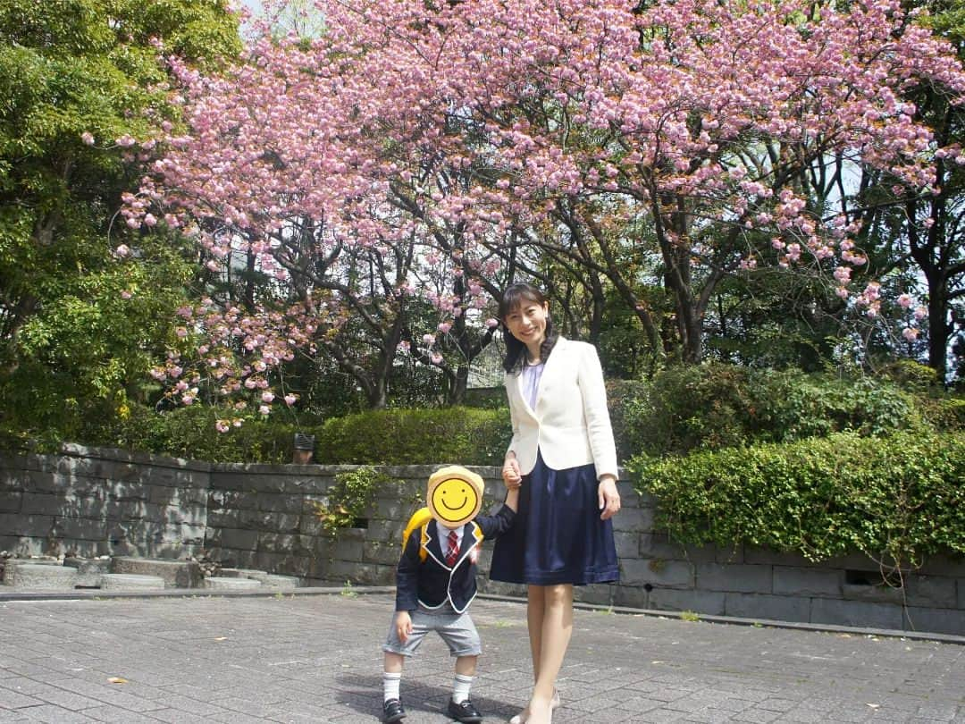 石井優香のインスタグラム：「． 先日、息子が幼稚園に入園しました☀️ 入園式で先生のお言葉を聞きながら、 息子が3年間無事に育ってくれたことに 改めて感謝の気持ちを抱くとともに 先生の声掛けに合わせて動くことが出来ている息子に 成長を感じられて感激しました。 ． これまでは基本的に私と夫との時間が軸だった息子。 これからは、幼稚園という新しい世界で 先生やお友だちと良い時間を重ね、 視野を広げてくれたら嬉しいです🍀 ． 入園式のこの日、平日ではありましたが 夫が午前中～お昼過ぎまで 休みをとってくれたので 夫の職場近くのお店で 一緒にお祝いランチをすることが出来ました☕️ ． お店のスタッフさんにも 「入園おめでとう」と声を掛けてもらえたり、 息子はとても嬉しそうでした😊 ．  ． コロナのニュースが広がり始めるのと ほぼ同時期に子育てを始めて3年間。 ． 保育園等に通っていない息子に、毎日 どんなことを経験させてあげられるか どんなものを見せられるかを 考えて過ごしていましたが、 これからは 私も少しだけ1人の時間が戻って来そうなので この3年間控えていた自分のやりたかったことを 少しずつやりたいと思います。 ． #幼稚園#入園式#入園#幼稚園入園式 #宮城県#仙台市#仙台#青葉区 1枚目は入園式の帰り道 #勾当台公園#勾当台公園駅 ランチは#route227scafe #仙台カフェ #サプライズプレート#サプライズ#お祝い #3歳#早生まれ 最後の写真は#定禅寺通」