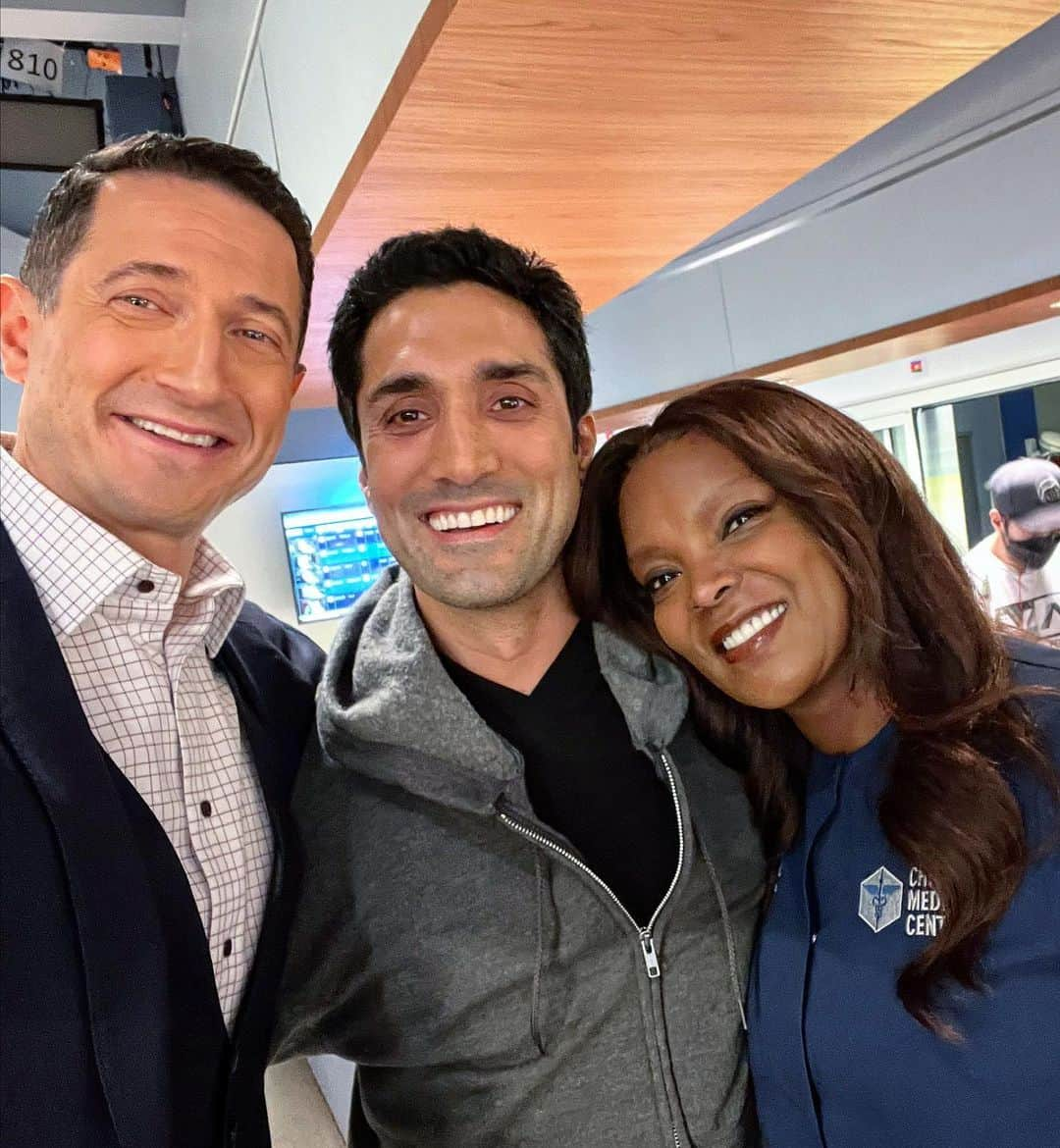 サッシャ・ロイズさんのインスタグラム写真 - (サッシャ・ロイズInstagram)「Exceedingly grateful to my new family at @nbcchicagomed for the opportunity to come play with you this season. What a joy it’s been to portray tech giant Jack Dayton, especially as a man who can never get his printer to work. The warmth and graciousness of the cast and crew was supreme and I thank you. And Chicago, what can I say, couldn’t have asked for a more beautiful, cultured, scrumptious city to discover. Congratulations everyone on completing another successful season and here’s to many more. @nbconechicago @nbc #chicago」4月16日 0時09分 - mrsasharoiz