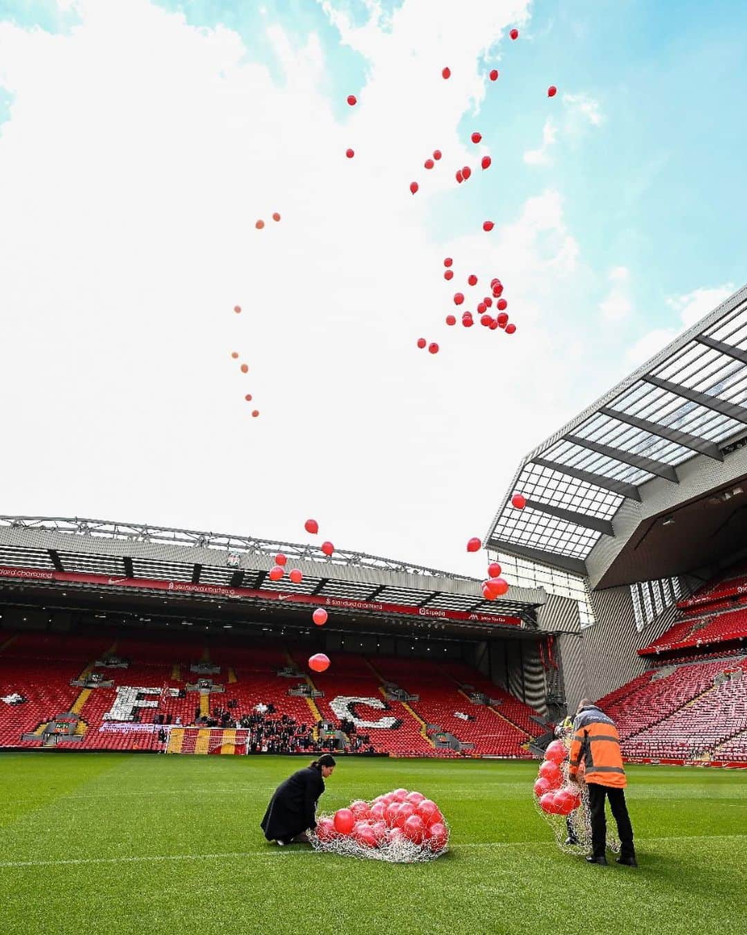 リヴァプールFCさんのインスタグラム写真 - (リヴァプールFCInstagram)「At 3:06pm, 97 biodegradable balloons were released at Anfield as a tribute to the 97.」4月16日 0時09分 - liverpoolfc
