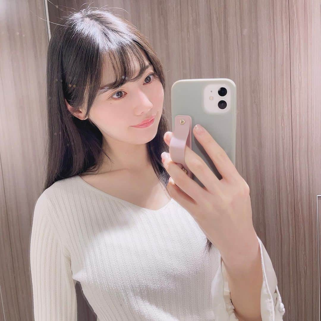 桃里れあさんのインスタグラム写真 - (桃里れあInstagram)「iPhoneのケースを新調しました🌸  くすみカラーが大人かわいい落下防止ベルト付きケース✨ @one_axe_  アッシュグレー×くすみピンクを選びましたʕ ◦`꒳´◦ʔ🤍  サラサラで肌触りも良い…♡ ベルト付きなので不意にスマホを落とす心配が減りました🕊  PR #大人かわいい #くすみカラー #iphoneケース #iphoneカバー #落下防止 #可愛いケース #oneaxe #落下防止ベルト #アイフォンケース #スマホケース #自撮り女子 #鏡越し #鏡越しショット #くすみピンク」4月16日 0時11分 - rea_momosato