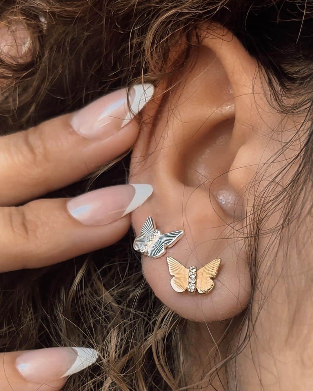 のインスタグラム：「Fly into Spring with 25% off E.V.E.R.Y.T.H.I.N.G. including NEW arrivals! 🦋 Shop at #linkinbio.  📸: @alexandani_disneysprings // #spring #springfashion #butterfly #symbol」