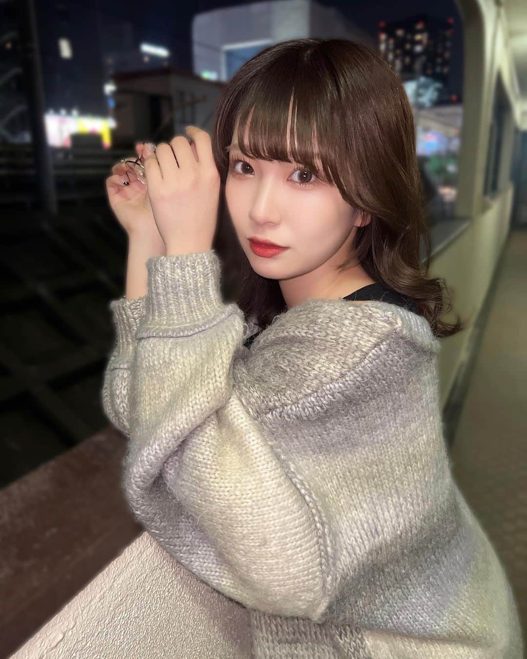 星野理沙のインスタグラム：「🌙  髪の毛がだいぶ伸びてきて 自分でもなんとなくいい感じに巻けるようになってきました😌うれしい  ２３歳を過ぎたくらいから顔が老け始めて() 可愛い系統が似合わなくなってきてしまいました…悲しい…… なのでちょっと服の系統とかも変えたりしてます、大人になってきた！  アイドルしてる時の私とオフの私どっちが好きですか？ どっちも好きでいて欲しいけど！  明日は新宿キースタジオさんで2本ライブあります！ 新衣装初の対バン！どちらかだけでももちろん両方でも！お待ちしてます🌈」