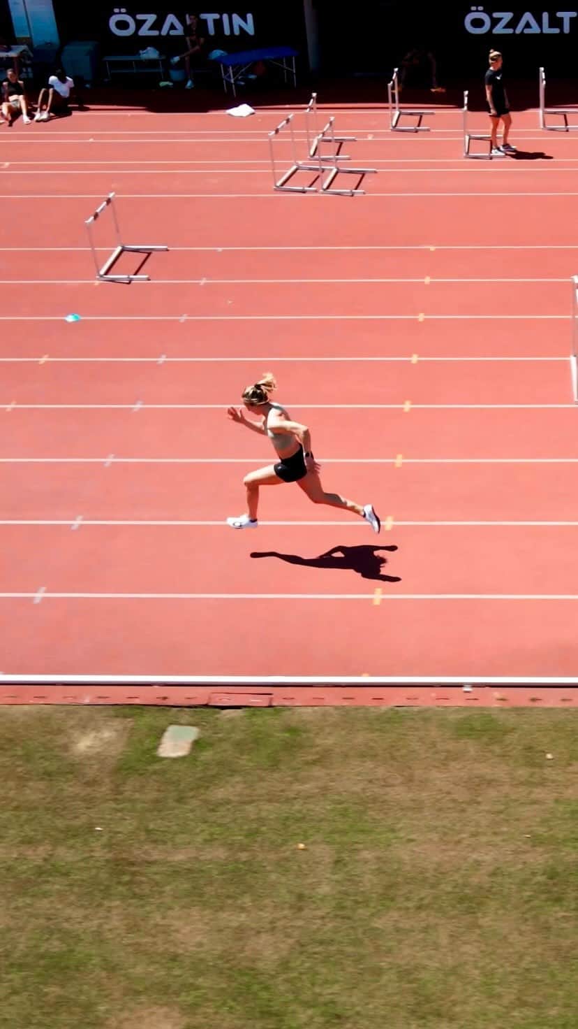 アレクサンドラ・ブルクハルトのインスタグラム：「Chasing drones under the Turkish sun 🇹🇷🚁 #trackletics #trackandfield #trackstar #training #running #runner」