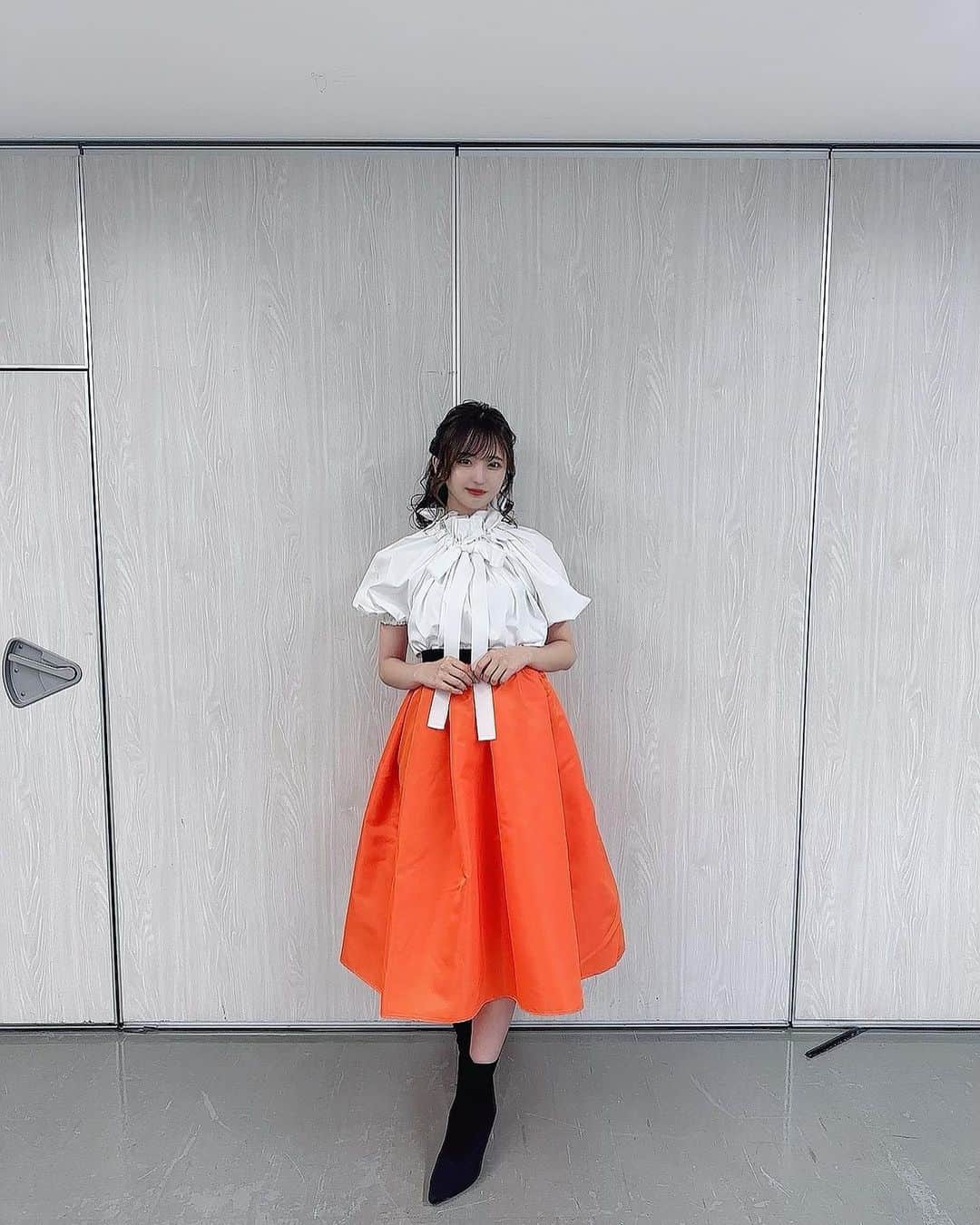 谷口彩菜さんのインスタグラム写真 - (谷口彩菜Instagram)「神戸コレクションの衣装は #glamorousgarden さんのです🤍🧡 ありがとうございました♡ . 神戸といえばオレンジカラーのイメージがずっとあったので 実際に衣装でのステージは ランウェイのお花とも合ってた〜🥰 . パフスリーブも、リボンも可愛いんだけど特に襟が特徴的で可愛くないですか、、🥺🤍なので首元すっきりのハーフアップと 衣装に合わせてオレンジメイク🍊 . . #神戸コレクション　#春コーデ #春服コーデ　#オレンジコーデ　#神戸　#三宮 #東遊園地　#グラガコーデ　#code #ootd #kobe #spring #japan #japanesegirl」4月16日 0時21分 - taniguchi_ayana