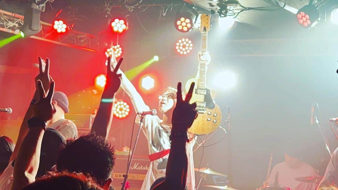 のインスタグラム：「下北沢レッグ13周年おめでとです＆雨の中お集まりの激アツなリスナー皆さんありがとでした！  五者五様のサウンドもLIVEも楽しかったし、久々の対バンも嬉しく、予想以上に千葉勢がいたのも個人的に胸アツでした❤️‍🔥  来月もフォゲミ一緒なんでお楽しみに✊」
