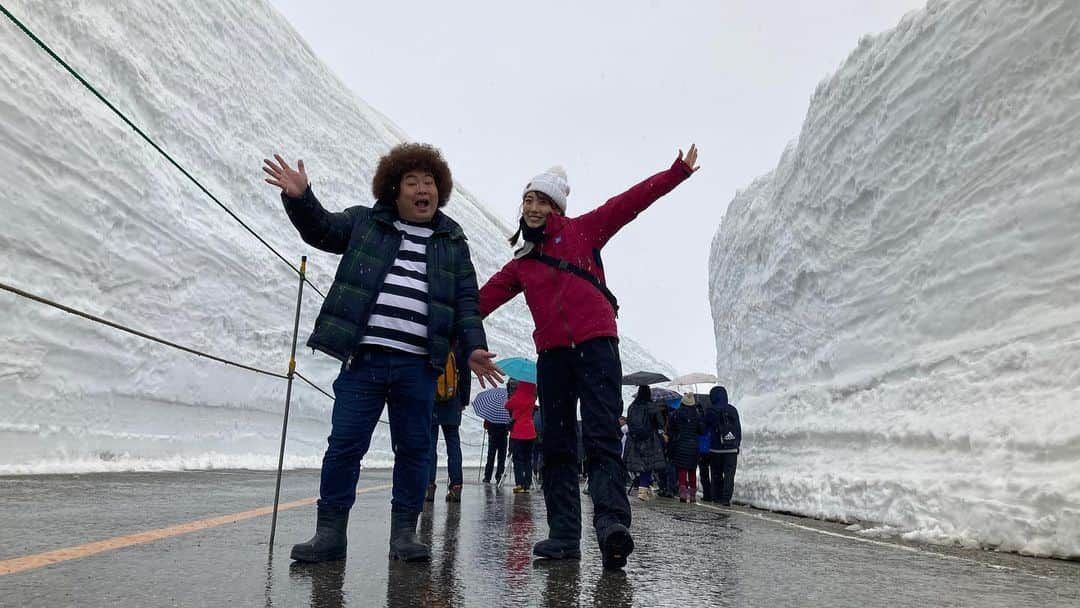 吉田サラダさんのインスタグラム写真 - (吉田サラダInstagram)「今日は富山テレビの『フルサタ』雪の大谷から中継でしたー！  初めて見た雪の大谷に感動ー！  ついでにエンゼルスの大谷の連続出塁記録にも感動！  これでも例年より少し低いんだって！ビックリ！！  #フルサタ  #bbt  #おでかけlive #松本愛 ちゃん #吉田サラダ #雪の大谷」4月16日 0時34分 - monoiiyoshida