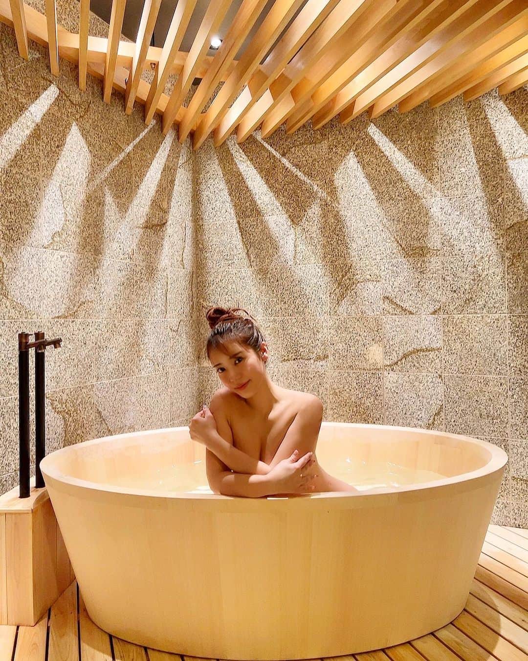 中村かなのインスタグラム：「♨️ ・ ・ またまた雨降りな週末☔️ ・ ・ 雨の日は体調崩しがちだから… ゆっくりお風呂に入りましょ♨️ ・ ・ ・ #檜風呂 #森林浴 #スパ #女子旅 #プチ旅行 #サウナイキタイ #サ活 #日帰り旅行 #日帰り温泉 #サウナ #プライベートサウナ #sauna #サウナ女子 #温泉女子 #サウナー #サウナ部 #サウナ好きな人と繋がりたい #サウナ好き #温泉大好き #お風呂 #bathtime #bathroom」
