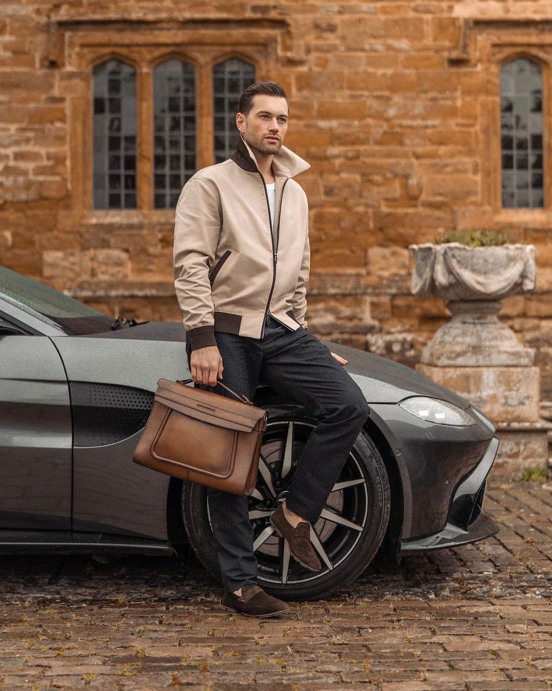 ベルルッティのインスタグラム：「ad.Embracing the flexibility and comfort of the Lorenzo Drive Loafer shoe from Berluti. I’ve gone with the Pepper and Visone colours in Camoscio leather. The driver shoe takes its inspiration from the classic Lorenzo loafer but with the additional features for the driver of a padded rubber sole and an extended heel for grip @berluti #BERLUTI #BERLUTIDRIVE」