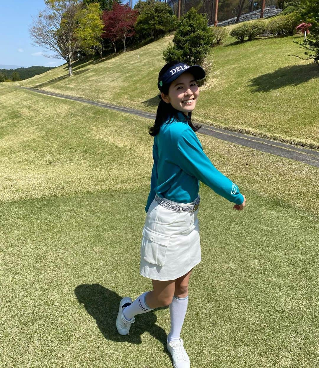 和田奈美佳さんのインスタグラム写真 - (和田奈美佳Instagram)「. 🔵スワイプして見てね🔵  先日のラウンドにて。 青空とリンクさせたコーデ。 お気に入りです👚  @delsolgolf   いろんな角度から見てください😊  ※長距離移動で少しだけシワに なってしまったのはご愛嬌🤭  #delsolgolf  #golf  #golfwear  #ゴルフ女子 #ゴルフウェア #和田奈美佳」4月15日 19時50分 - wadanamika_official