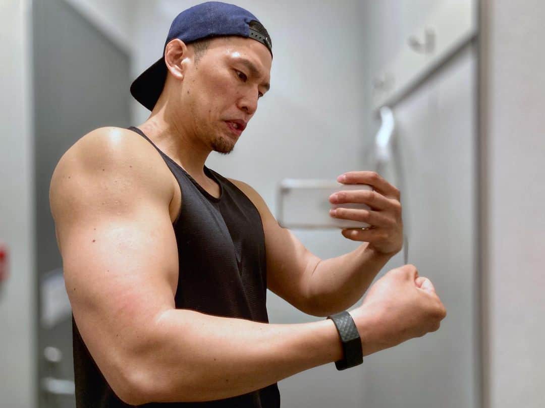 小柳心のインスタグラム：「自分よりデカい人を見てしまってゲンナリ🥲 でも昨日の自分には誇れるトレーニングしたからニッコリ😊  #小柳心 #コヤナギシン #俳優 #脚本家 #workout #bodymake #training」