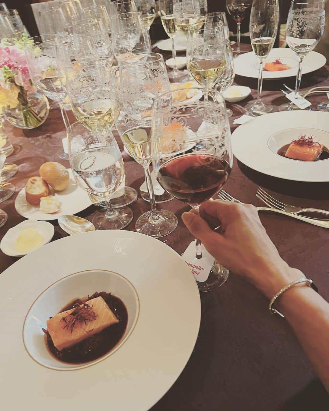 亀恭子のインスタグラム：「@pieroth_japan  WINE experience charity Gala party.  どのワインも美味しかった♡  華やかな時間。  someday's… #pieroth_japan @christelvieensemblefoundation」