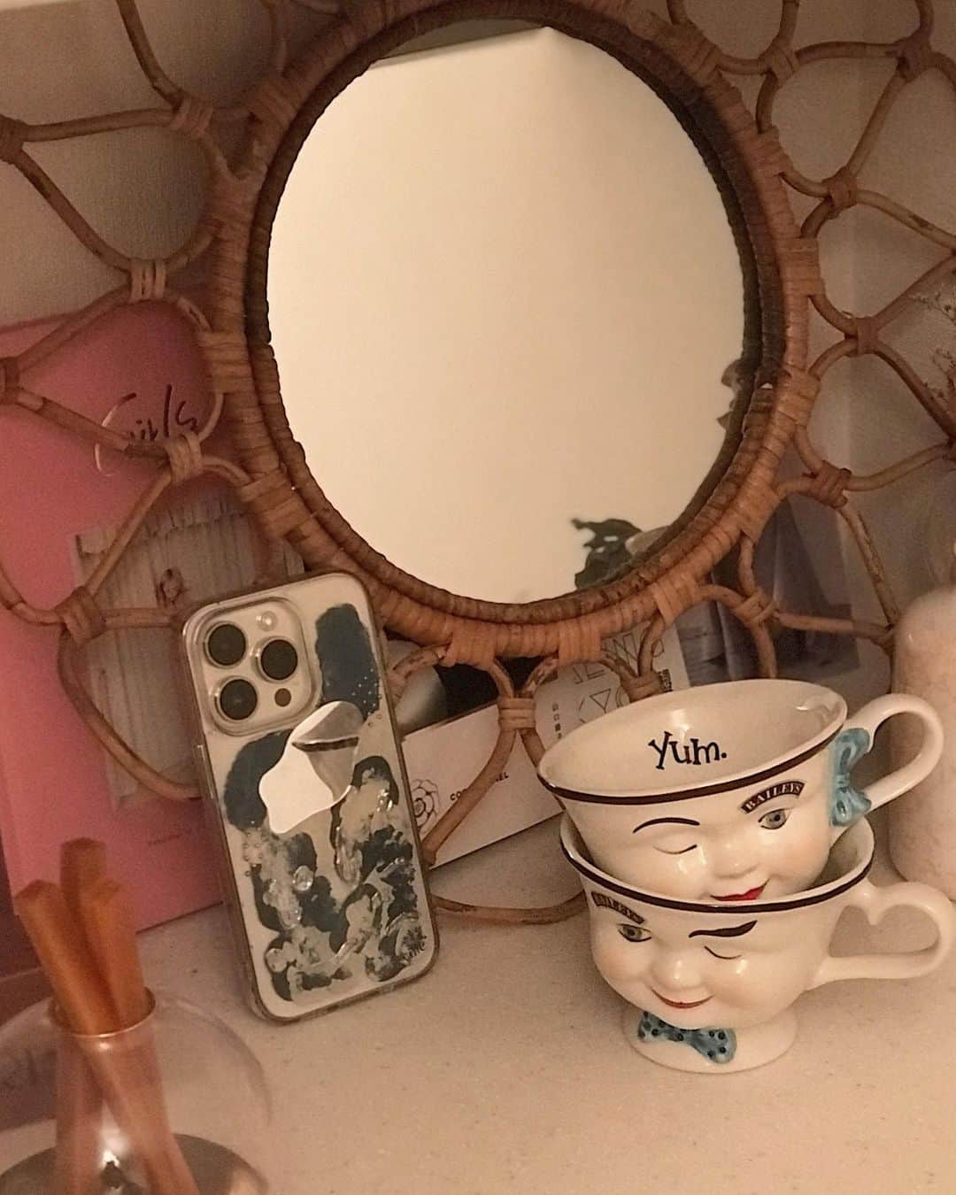 Yuuki mimuraのインスタグラム：「🪞𓇗 𓎡  . 新しいスマホケース✨嬉しいミラー付き🪞 ニュアンスカラーがお気に入りだよ🎨  4/25(火曜日)まで受注会を開催しているそうです📝 気になる方はぜひ💫  #vilie#ヴィリエ#iPhonecase #アイフォンケース#スマホケース #アクリル絵の具 #アクリル絵の具アート#ハンドメイド #ニュアンスアート  ◡̈⃝ᵗʱᵃᵑᵏઽ*◌♡⃝⑅⃝ @vilieofficial」
