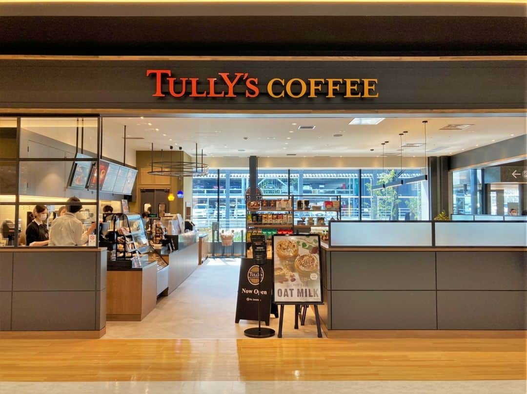 タリーズコーヒーさんのインスタグラム写真 - (タリーズコーヒーInstagram)「お知らせ📣  熊本県に #タリーズコーヒー阿蘇くまもと空港店 がオープン✨  ~お店のおすすめポイントを紹介～  ●阿蘇くまもと空港に新しくできた新旅客ターミナルビルにグランドオープン✨お店が1階にあるのでアクセスしやすい立地です♪  ●店内は木のぬくもりを感じる温かくやわらかい空間です。お仕事や旅行前にコーヒーを楽しみませんか😋  皆様のご来店をお待ちしております。  #タリーズ #タリーズコーヒー #タリーズラバーズ ⁡ #熊本 #熊本コーヒー #熊本カフェ⁡ #阿蘇くまもと空港 #くまもと」4月15日 16時00分 - tullyscoffeejapan