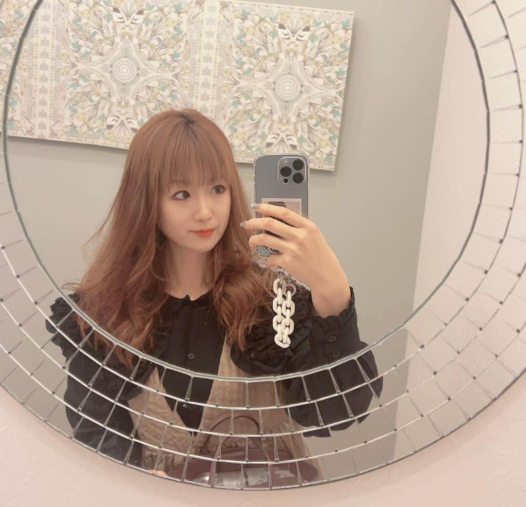 中島彩さんのインスタグラム写真 - (中島彩Instagram)「私の幸せ至福時間…💕 @jolibeaute.official へ✨  よもぎハーブ蒸し→全身マッサージ→フェイシャル❤️  よもぎハーブ蒸しでしっかり汗をかいてなら、全身のリンパマッサージ😍しっかりこりをほぐしていただいて、疲れていた首肩腰も軽く…✨  フェイシャルでは、ピーリング効果もあるホワイトブレイズのコース💕 気になる毛穴の開きやざらつき、くすみも一層してくれます😍 オールハンドのエレクトロリフティングでほぐして流し、整えてリフトアップもトーンアップも即時に叶います💕  毎回予約日が来るのが楽しみで仕方ない月に一度のご褒美時間です😍💕  #ジョリボーテ苦楽園  #苦楽園口エステ  #エステサロン　 #オールハンドエステ  #マッサージ　 #リンパマッサージ #西宮エステ #よもぎハーブ蒸し  #痩身  #エレクトロリフティング」4月15日 16時02分 - aya.n.aya