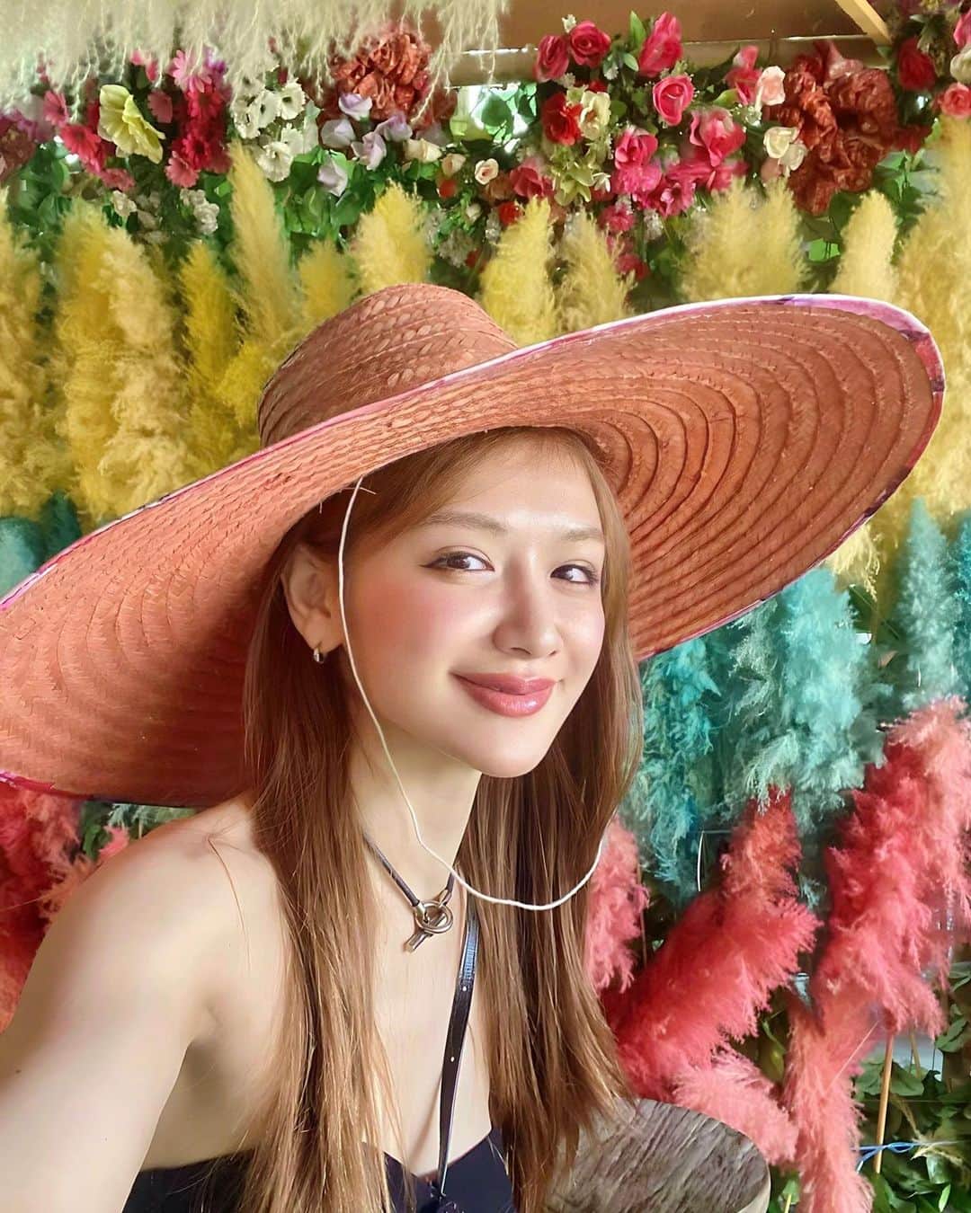 金山睦のインスタグラム：「時差投稿🌺 先月のタイロケオフショット🇹🇭 1人で水上マーケットのフォトスポットで自撮りした写真🤳🤭 前髪のうぶ毛が面白いことなってるのは🤫 この写真ちょっとお姉ちゃんに似てる😚🥳  #タイ　#水上マーケット　#thai #offshot📸」