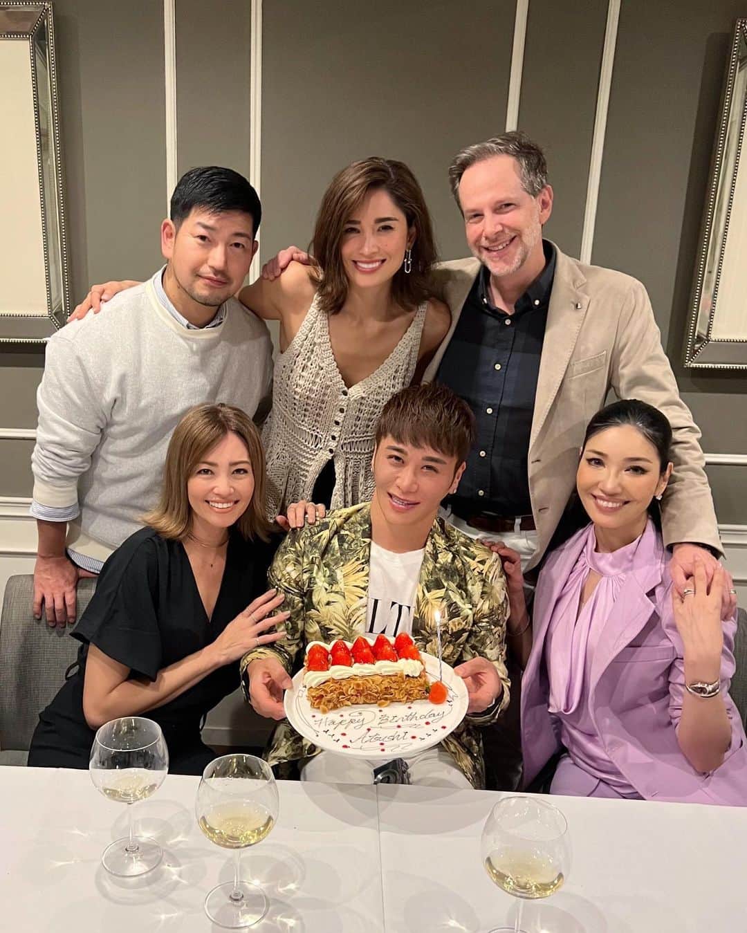 ケリーのインスタグラム：「大、大、大、大好きなあっちゃん‼️ お誕生日おめでとう🎂🎊 健康で、幸せいっぱい、そして願い事がたくさん 叶える一年になりますよう🙏✨☺️  Happy birthday my dearest @atsushi_416 On this very special day, my wish for you is that all of your dreams may come true✨🙏 love you Sis ❤️  #happybirthday#birthdayboy#お誕生日おめでとう」