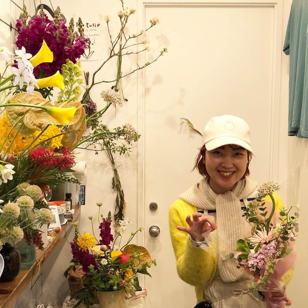 のインスタグラム：「【ABOUT LIFE COFFEE BREWERS 道玄坂】 Last 2 days of POP UP by @riho_trorf .💐✨ Flowerist @riho_trorf arrage flowers for you.👌  あいにくの雨模様ですが、店内でゆっくりとお花を選んで頂けます！🌸 ブーケも作れるので、気になるお花などで組み合わせを考えるのもとても楽しいですよー！👌 あっという間にお花のポップアップも明日4/16までですので、是非お越し下さいー！  🚴dogenzaka shop 9:00-18:00(weekday) 11:00-18:00(weekend and Holiday) 🌿shibuya 1chome shop 8:00-18:00  #aboutlifecoffeebrewers #aboutlifecoffeerewersshibuya #aboutlifecoffee #onibuscoffee #onibuscoffeenakameguro #onibuscoffeejiyugaoka #onibuscoffeenasu #akitocoffee  #stylecoffee #warmthcoffee #aomacoffee #specialtycoffee #tokyocoffee #tokyocafe #shibuya #tokyo」