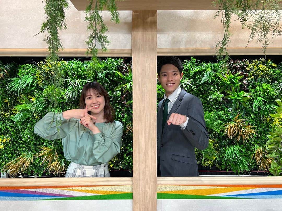 のインスタグラム：「・ ・ #ただいまテレビ 今までは月曜〜水曜のニュース担当でしたが、 4月からは火曜〜木曜を担当しています。 木曜はからあげ大好き弦間アナと一緒にお伝えします🍗  新スタジオ、森みたいなところもあって良きです🌳  #からあげは#週1に抑えてるらしい #アナウンサー」