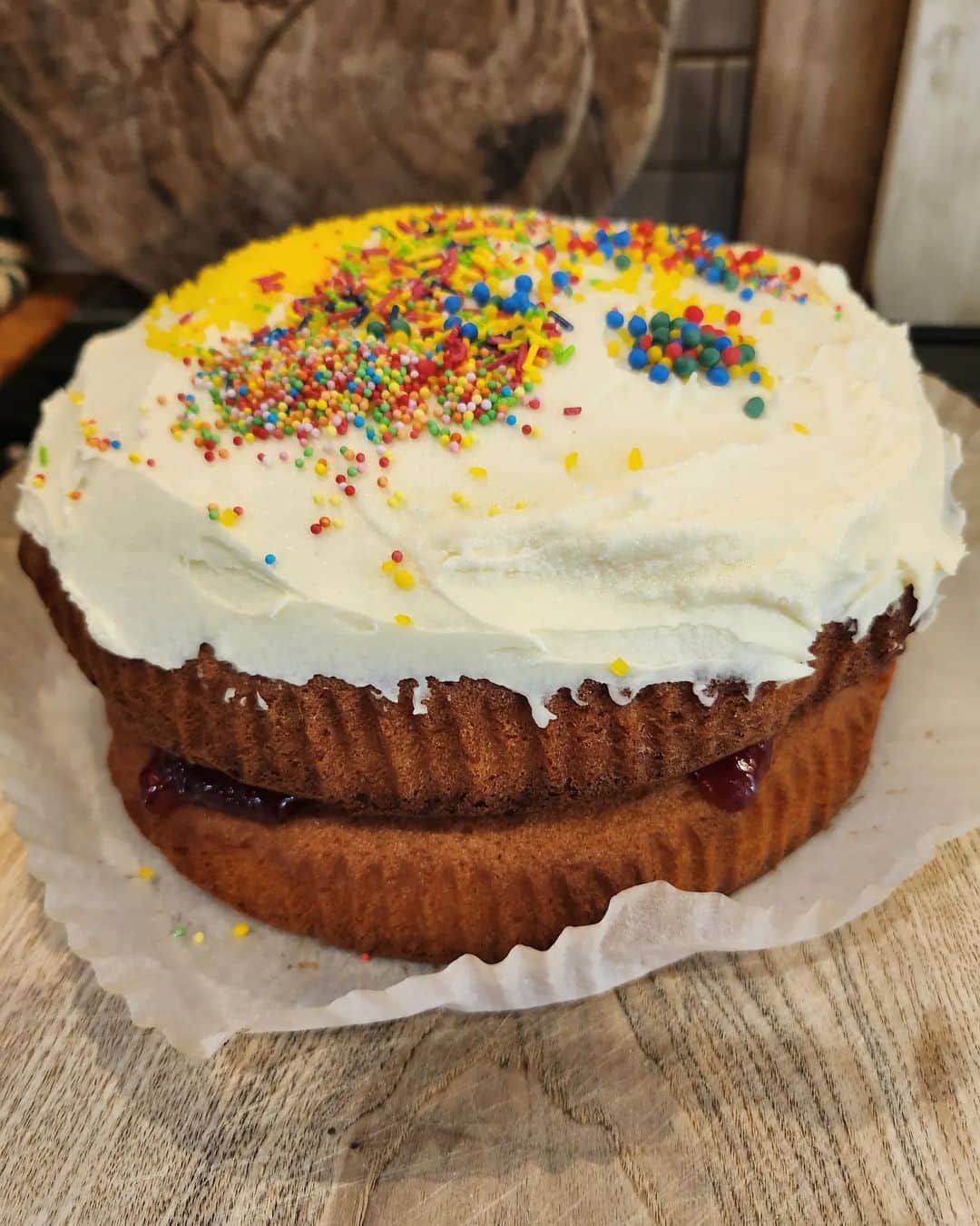 ファーン・コットンのインスタグラム：「A cake analogy 🎂  This is a cake I made with my daughter Honey. That's the cake bit.  Here's the analogy bit.   This cake is a spectacular victoria sponge with butter cream icing, jam in the middle and sprinkles on top. Whilst some will revel in that combination, some will say they would have preferred butter cream in the middle, or a simple sprinkling of icing sugar on top. Some would protest that a carrot cake would have been a much nicer choice. It doesn't matter how many colourful sprinkles you put on top, they'll always be someone who doesn't like sprinkles.   The thing is this cake doesn't care. She will not morph into a carrot cake, nor pretend to be a flapjack for the gluten intolerant. She is proudly and resolutely a victoria sponge.   She also doesn't hate herself for what she is. She does not wish she had a different filling or worry that her icing is a bit slap dash. She remains happily as she is.   This may be a tenuous and slightly off centre analogy but one that I think works. We can only be ourselves. There is no point pretending to be someone else or wiping off our sprinkles because someone doesn't like them.   Be a proud Viccie sponge lovelies. It's really the only way. 🎂」