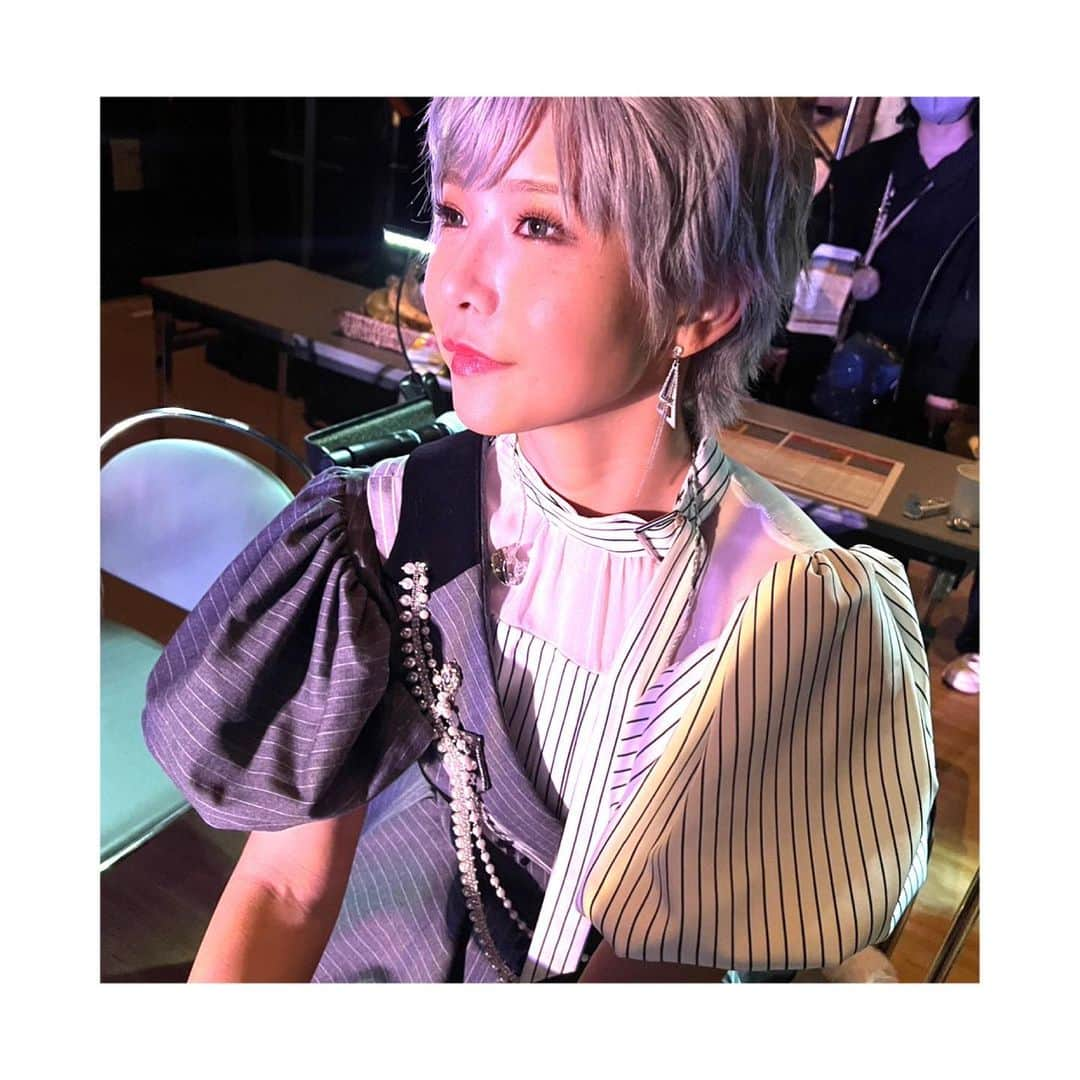 澁谷梓希さんのインスタグラム写真 - (澁谷梓希Instagram)「#電音部アザブ単独LIVE オフショット  1枚目 ウサギとカメで使ったぬいぐるみと📷 ぬいぐるみ持ちたいと駄々を捏ねたのは私だ。  2枚目 チームMisty Love....🫶 このライブはありしゃも引っ張ってくれた！  3枚目 Make Some Noiseの幕を開けるタイミングの練習に付き合ってた私。 ラスボスみいなポーズして登場してってじゅんちゃんに言われたよ😇  4枚目 まじでチワワな秋奈ちゃん🐕‍🦺 かわゆすなぁ…かわゆすなぁ…💓  5枚目 そんな秋奈ちゃんのリハを見守る私。 親みたいな気持ちになっちゃうね🫶  7〜8枚目 @1129kotomi がポニテ風の髪型を作ってくれたよ😌天才すぎる…。 メイクも爆盛れするので、ビジュが安定する。 いつもことさんにメイクしてもらいたい🥺  ＿＿ アーカイブはたくさん観てくれた？ まだまだ観れるから擦り切れるほど(うーん、マウスパッドが) なんどもなんども見てほしいな🫶」4月15日 16時09分 - azk_s811