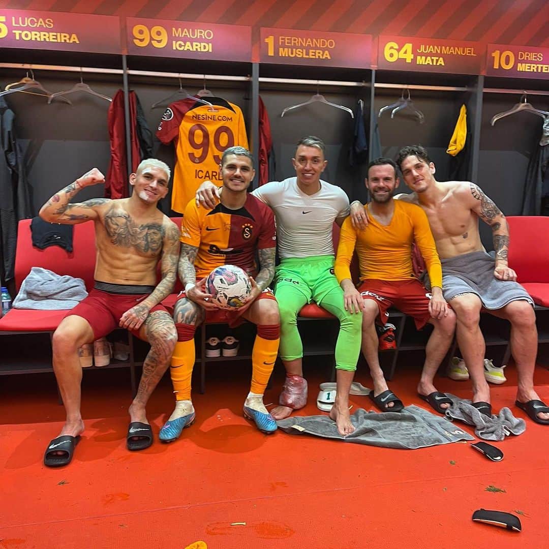 フアン・マタのインスタグラム：「My team. 💛❤️🦁 @galatasaray」