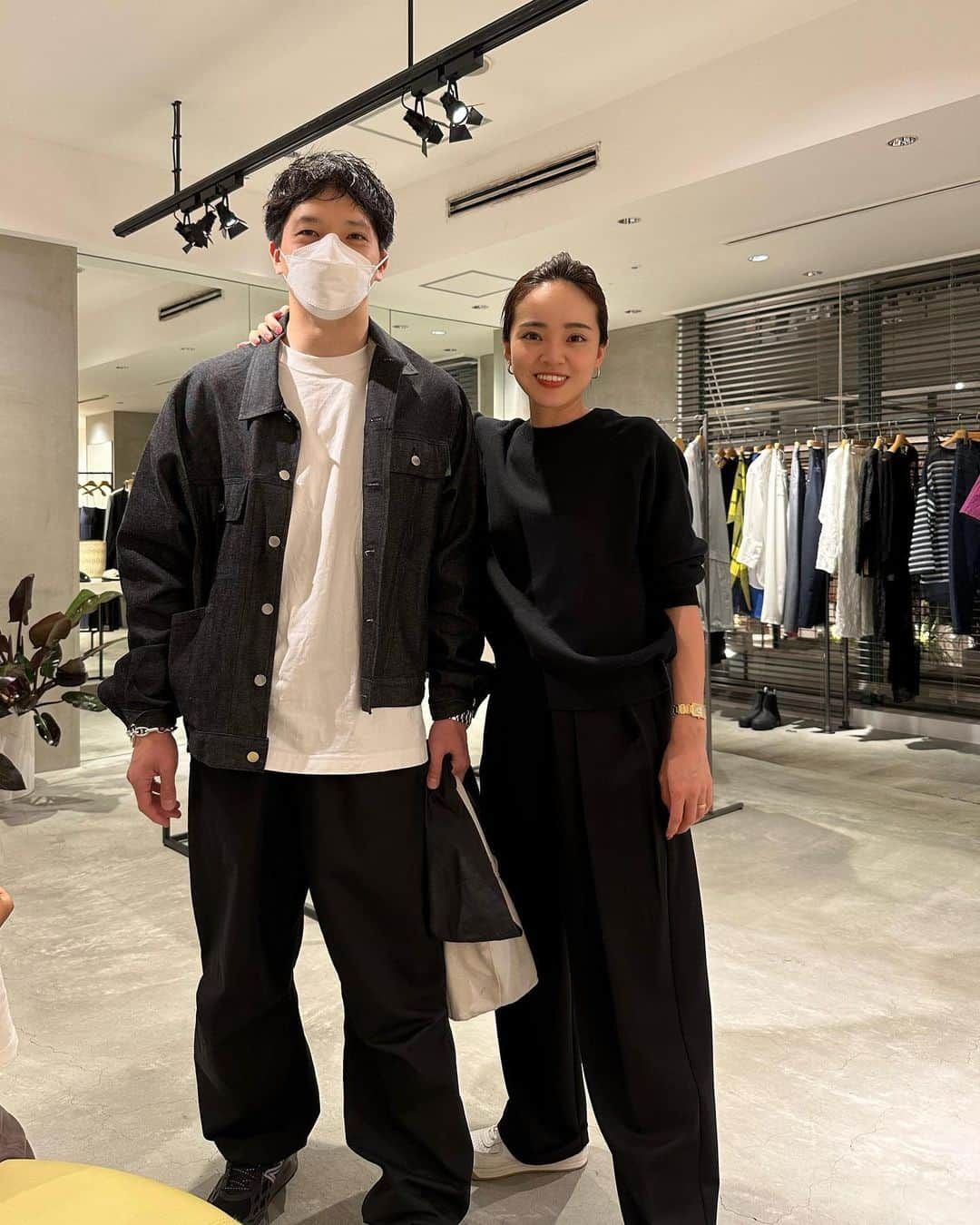 春名亜美さんのインスタグラム写真 - (春名亜美Instagram)「おとうと。  肩組んでるのは、 長男が「ママ、けんちゃんおっちゃん(弟のこと)に肩組んで！」と指示があったから。  2人とも、「えwなにこの写真。笑」ってなってる瞬間。  #弟 #4歳差」4月15日 16時17分 - amiharunaami