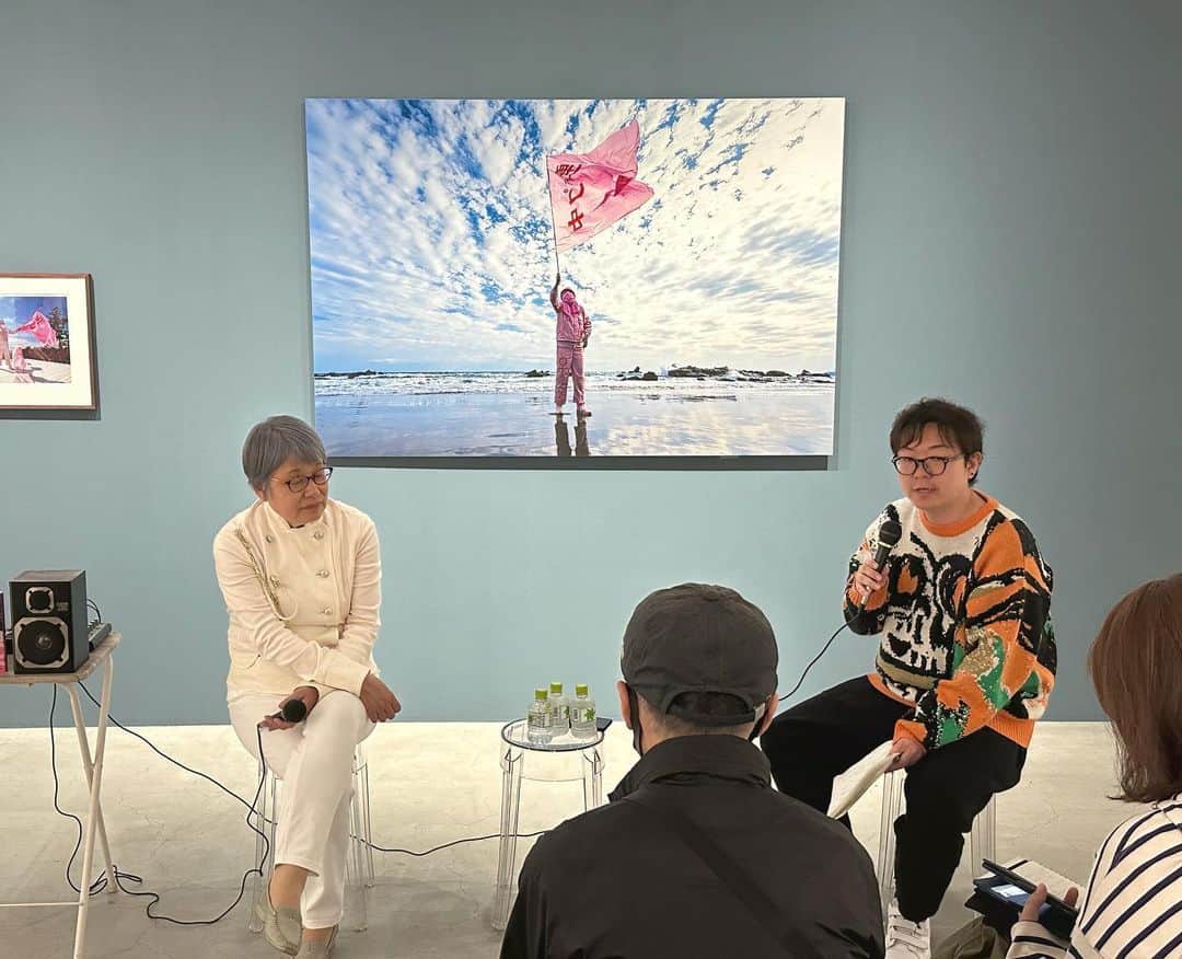 津田大介のインスタグラム：「六本木で今日から始まった嶋田美子「おまえが決めるな！」のギャラリートークに。日本でもようやくリプロの問題が前景化しつつあるタイミングでとてもタイムリーで面白い展示になってます。6/10まで。https://www.otafinearts.com/ja/exhibitions/287-it-s-not-yours-to-decide-yoshiko-shimada/」