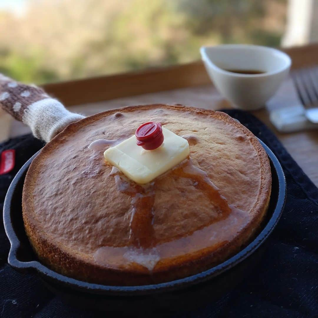 秦まりなのインスタグラム：「大田市に行くと必ず立ち寄りたくなるのが和田珍味さん✨ フグやノドグロなどの加工品や魚介のお出汁など、購買意欲そそられ買い物かごがあっという間にいっぱいになってしまう名店！なのですが…  実は、超オシャレなカフェスペース『VIEW&CAFE SHINWA』も見逃せない✨✨  @viewandcafe.shinwa   豊富なフードメニュー、ドリンクメニューがあって、目移りしてしまいます！ 先日家族で行った際、私が食べたのはSHINWAパンケーキ！ これがシンプルふわふわでめちゃめちゃ美味しいの…！ 絵本『ぐりとぐら』に出てくるパンケーキ（カステラ）みたいで、絵本大好きな娘も喜んでました🥰  店内からは日本海が一望できるので、美味しいお料理がより美味しく感じられます！ すごくフォトジェニックなスポットでおすすめ！ 今月リニューアルされるとのことでまた楽しみです✨  #和田珍味 #和田珍味カフェ #大田市 #大田市カフェ #島根カフェ #島根県 #島根 #島根カフェ巡り #パンケーキ #shimane」