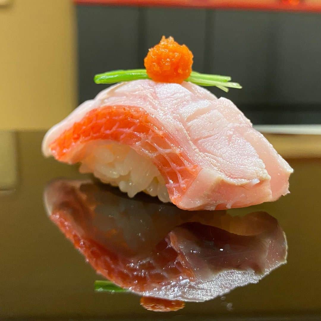 SUSHI KANDA • 寿司神田さんのインスタグラム写真 - (SUSHI KANDA • 寿司神田Instagram)「金目鯛 Kinmedai   For reservation: 099.606.0013 Or Line ID 027126639  #sushikanda #sushi #japanesecuisine #sashimi #foodporn #aroi #aroiibkk #ginraidee #paigingun #wongnai #edtguide #bkkmenu #starvingtime #寿司神田 #寿司スタグラム #鮨 #寿司 #すし #やま幸 #バンコク寿司 #銀座グルメ #赤酢 #横井醸造」4月15日 16時21分 - sushi.kanda