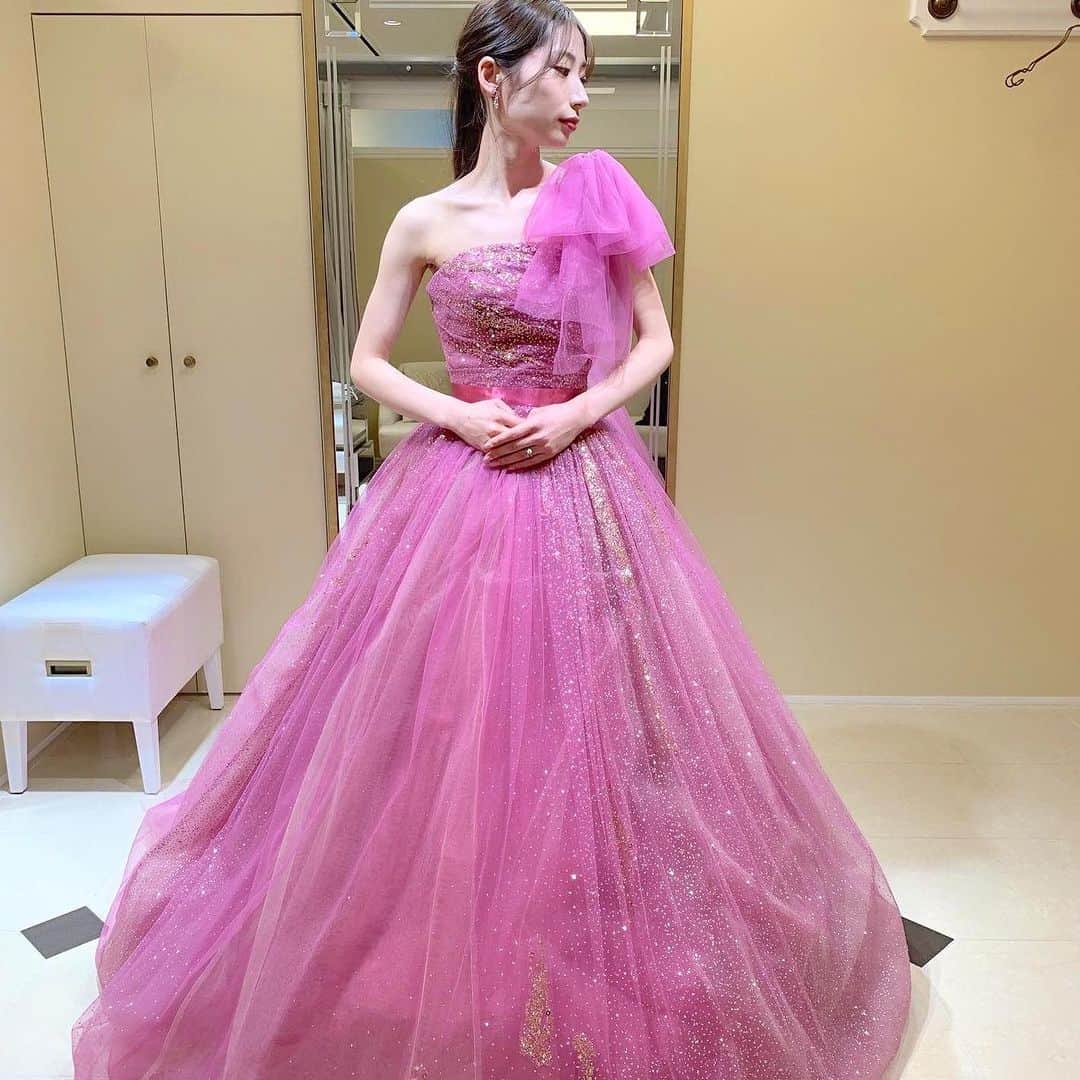 ♡プラコレWedding·⋆*さんのインスタグラム写真 - (♡プラコレWedding·⋆*Instagram)「. @placole_dressy【#DRESSY花嫁 】 【#プラコレ】をつけて投稿&フォローしてね♩ . ＝＝＝＝＝＝＝ . 華やかなピンクドレスをご紹介💕⚜️  グリッタードレスや重厚感のあるシルクドレス 全体にお花をあしらったデザインなど…🤍  同じピンクでもデザインによって華やかから上品まで 印象を変えることができます🐰💗 . ＝＝＝＝＝＝＝＝ 👗photo by... @nh__x_wd_ さま @_wd.r3_ さま @is_wedding_2023 さま @ac_palace さま @ey_wd_diary さま ＝＝＝＝＝＝＝＝ . 『#DRESSY花嫁』『#プラコレ』の ハッシュタグをつけて写真をUPしてね✦ 花嫁アプリ『DRESSY by プラコレ』の 記事に掲載＆リグラムされるかも♩ . みなさまからのいいねや保存 コメントをお待ちしています♥ 「このウェディングドレス可愛い！」 「ヘアスタイルも気になる！！」 「今の花嫁さんの流行りは！？」etc. . ＝＝＝＝＝＝＝＝ 花嫁アプリでは、 プロのアドバイザーに結婚式の相談を何度でも♡ ウェディングドレスの記事や、 自分のウェディングレポを残せちゃう♡” . >>>TOPのURLからcheck ⋈ @placole_dressy >>>結婚のご相談は プラコレウェディングアドバイザーへ♡ @wedding_adviser >>>ウェディングレポを残したいなら、 farny by プラコレをcheck ✎ @farny_wedding >>>花嫁準備に欠かせないアイテムをお探しなら placole & dressy Beauty をcheck ❁ @dressy_beauty_ >>>素敵なドレスに出会いたい花嫁さま♡ @dressyonline_をcheck >>>おしゃれなファミリーフォトは ドレシーベイビーをcheck 𓏸 @dressy.baby >>>鎌倉にOPEN”お花とドレスと紅茶のカフェ” @dressyroom_teaをcheck𓌉𓇋 . ＝＝＝＝＝＝＝＝＝＝＝＝＝＝＝＝ . #プレ花嫁 #卒花 #花嫁 #卒花嫁 #結婚 #結婚式 #試着レポ #farnyレポ #2023秋婚 #2023冬婚 #2023春婚 #2023夏婚 #カラードレス試着 #ドレス試着 #ドレス試着レポ #ドレス選び #カラードレス #カラードレス迷子 #ウェディングドレス #ドレス迷子 #カラードレスヘア #ピンクドレス #フラワードレス #シルクドレス #チュールドレス #ピンクカラー」4月15日 16時29分 - placole_dressy