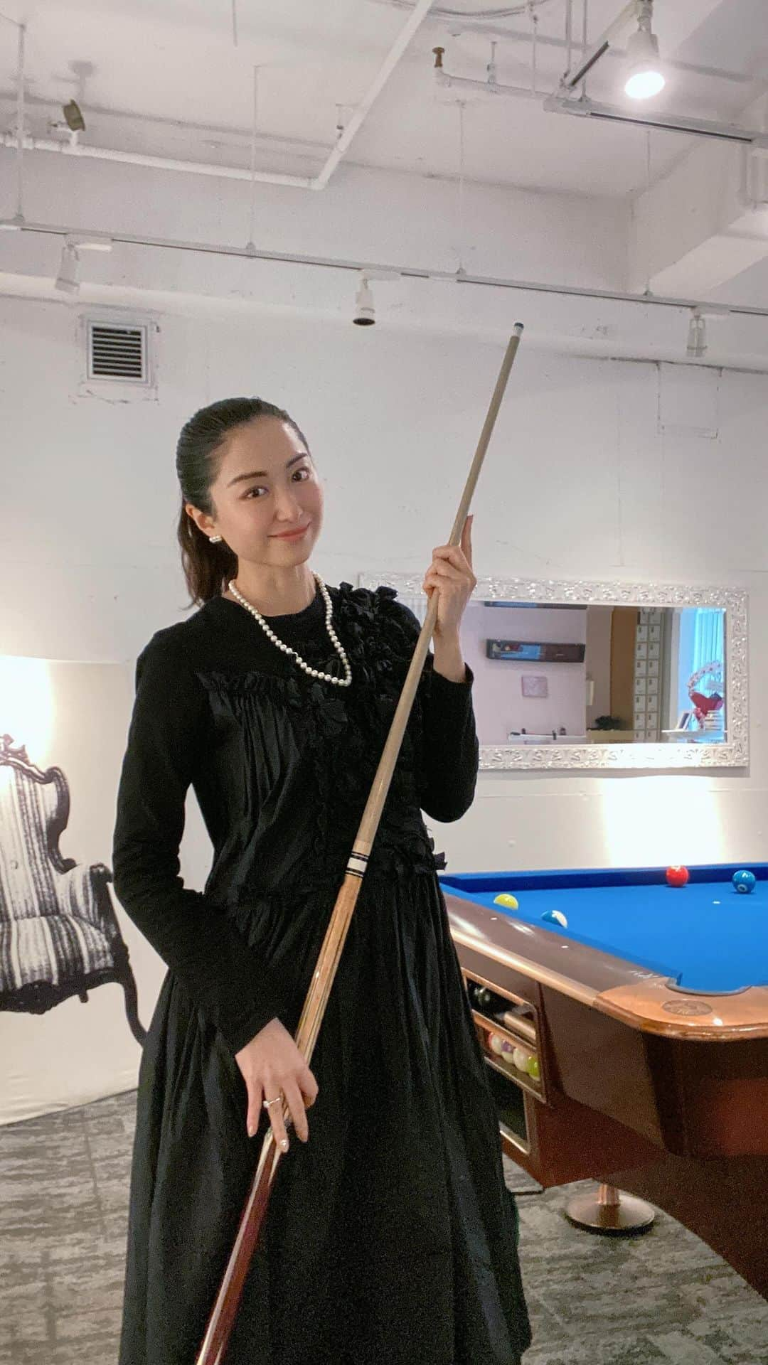 江辺香織のインスタグラム：「センターショットをタイムラプスで撮影したら、餅つきみたいになりました🫢😂🎱  テーブルのダイヤモンドポイントの前にコインを置いて10球に一度ワンポイントずつコインをずらしてカウントすると、一周で180球まで数えられます。  皆の最高記録は❓😊☺️   #ビリヤード #billiards #pool #pooltable   #センターショット #poolsalon503  #なぜか #あゆ様 #浜崎あゆみ #boysandgirls」