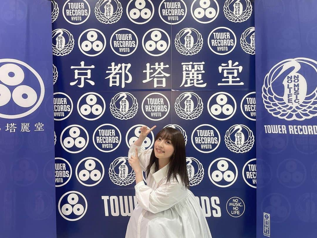 山崎亜美瑠さんのインスタグラム写真 - (山崎亜美瑠Instagram)「タワーレコード京都店さんでのリリイベの時の〜 店員さんがすっごく優しくて、ロゴがおしゃれでとても幸せでした🌸 #山崎亜美瑠 #タワーレコード京都店」4月15日 16時34分 - amiru__7