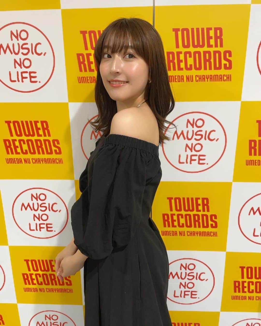 山崎亜美瑠のインスタグラム：「タワーレコード梅田NU茶屋町店さん💛🤍❤️ 特設のライブスペースがありました！😳 #山崎亜美瑠 #タワーレコード梅田nu茶屋町店」