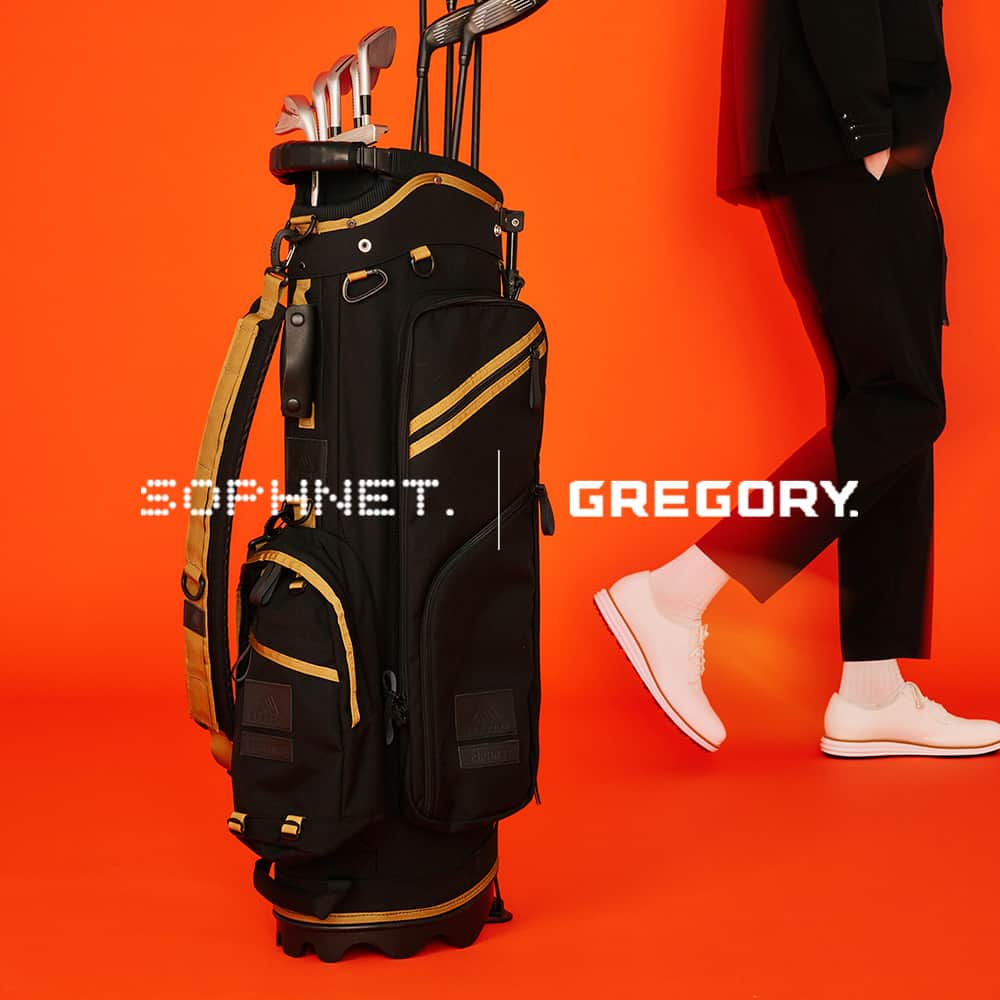 GREGORYのインスタグラム：「【SOPHNET. × GREGORY】  ミニマムなデザインを軸に、高い機能性をカジュアルな日常着を展開するSOPHNET.とのコラボレーションによるカプセルコレクションを発売いたしました。  アイテムはトートバッグや巾着型のチンチバッグ、キャディーバッグなどの全6型。ブラックをベースにゴールドをアクセントとしたバッグ類に加え、さまざまな用途に対応するマルチストラップもラインアップいたしました。  #グレゴリー  #gregory #gregorypacks #soph  #sophnet」