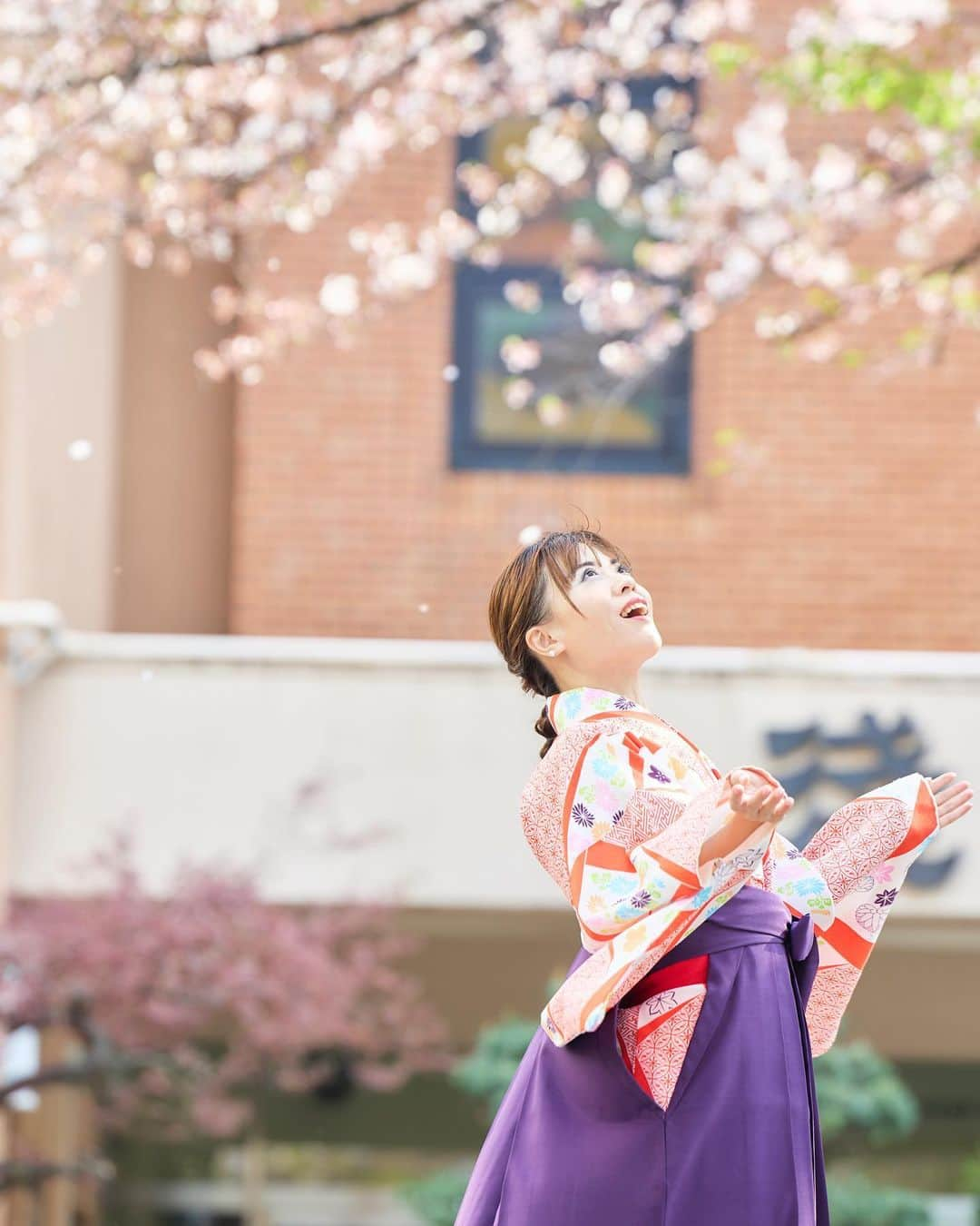 及川愛未のインスタグラム：「さくら  さくら  やよいの空は　見わたす限り　でした✨  桜吹雪🌸🍃🍃  photo by 📸 @kei_osa10 さん  袴は @kimono_daikichi さんです  『WONDER DEEVA』episode.1 DEEVA BOOKS: manami 写真集:  https://www.amazon.co.jp/dp/B0BP6P7163  . . .  #shooting #撮影 #作品撮り #作品 #被写体 #被写体希望 #model #job #hairmake  #ポートレートしま専科 #ポートレート  #photography #photooftheday  #写真  #写真好きな人と繋がりたい  #写真撮るの好き人と繋がりたい  #portraitmodel #portrait #東京カメラ部  #カメラマン募集  #ファインダー  #ファインダー越しの私の世界 #モデル  #followme #桜吹雪 #桜 #cherryblossom #袴 #着物 #浅草　  ♠️郡司大地作品『love me』 2nd写真集発売中📚  bookwalker、7net、FOD、コミックシーモアより発売（今後展開増える予定）  https://bookwalker.jp/de40378348-f389-417d-bcf8-72851d1f9b59/  https://7net.omni7.jp/detail/5110796705  https://fod-sp.fujitv.co.jp/s/books/898454/BT000089845400100101/  https://www.cmoa.jp/title/1101297714/  amazonからも購入できます https://www.amazon.co.jp/『Love-me』-manami-写真集-ラビリンス-ebook/dp/B08VRJXF8S/ref=mp_s_a_1_28?dchild=1&keywords=manami&qid=1613345281&sr=8-28  🔹first写真集『Pin Up Girl』『PHOTO SHOT　manami （ラビリンス） オンデマンド・kindle出版より発売 https://www.amazon.co.jp/「PHOTO-SHOT」-エンジェルガール-manami-美女グラビアコレクション-manami/dp/B07SZGSZJ7/ref=mp_s_a_1_48?keywords=manami&qid=1613344854&sr=8-48  https://www.amazon.co.jp/gp/aw/d/B07TLPBDL2/ref=tmm_pap_title_0?ie=UTF8&qid=1613344846&sr=8-50  ペーパーブック&電子書籍📚FOD コミックシーモア　 7net amazon amazon kindle展開中 Pin Up Girl manga.fod.fujitv.co.jp/books/632893/B…  PHOTO SHOT 7net.omni7.jp/detail/  セクシークイーン cmoa.jp/title/11012474…  7net.omni7.jp/detail/5110814…  loveme manga.fod.fujitv.co.jp/books/898454/B…/  ピロシキーズの恋愛こじらせチャンネルゲスト出演🆕 https://m.youtube.com/channel/UC1cc-n59HLmEdJsZeTzr5rA/videos  プロカメラマン被写体youtube番組ゲストDANCE IN THE SUNSET｜はまぐら https://m.youtube.com/watch?v=A93G0X-1Gyg  Video portrait 30｜Nikon Z6Ⅱ（ポートレートムービー） はまぐら  youtu.be/NWt26pP3YLk  Video portrait 33｜THE COSMETIC｜NIKKOR Z 24-70 f/2.8 S｜ Nikon Z6Ⅱ（ポートレートムービー）  youtu.be/Wap0EgFvtdQ 🆕  Video portrait 39｜NIGHT WALK｜NIKKORZ 50mm f/1.2 S｜ Nikon Z6Ⅱ（ポートレートムービー） はまぐら 🆕 https://m.youtube.com/watch?v=unXSI2gUYlE」