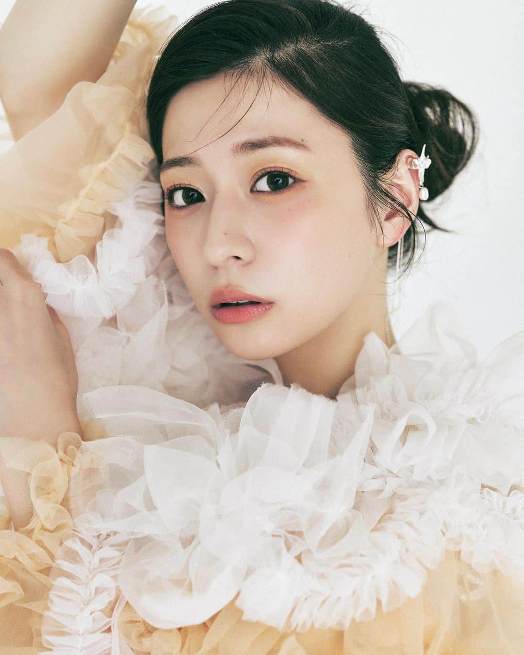 ARAKI SHIROのインスタグラム：「-portraits with fluffy dress🌸🐣🌸(white&yellow orange ver.)-  starring @fukasemio ph @yutomono9 h&m @ooki_miho_  stylist @hizuki__am2.00  costume by me  #fluffydress #ARAKISHIRO #アラキシロウ」