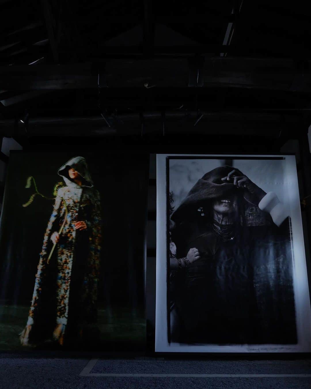 三吉彩花さんのインスタグラム写真 - (三吉彩花Instagram)「-DIOR×YURIKO TAKAGI-  #DIORDESINGEROFDREAMS で出逢った 高木由利子氏の作品を追いかけて #KYOTOGRAPHIE へ。  個展「PARALLEL WORLD」は 共時的に存在する「2つの世界」を意味し 二条城の中で民族衣装を纏う人々と 「ファッション」の世界が交錯。  長年撮り続けられてきた"生"は 写真の中で確実に生きていて そしてその枠を超え、その人の魂をも 感じさせる恐ろしく美しい作品。  まだまだどっぷりと由利子氏の世界に 浸らせて、潜らせてほしいと思う時間だった。  @dior  #DIOR #KYOTOGRAPHIE @yuriko_takagi_photo」4月15日 16時51分 - miyoshi.aa