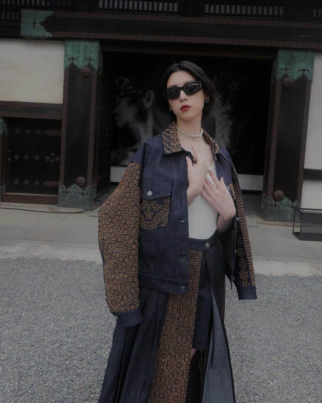 三吉彩花さんのインスタグラム写真 - (三吉彩花Instagram)「-DIOR×YURIKO TAKAGI-  #DIORDESINGEROFDREAMS で出逢った 高木由利子氏の作品を追いかけて #KYOTOGRAPHIE へ。  個展「PARALLEL WORLD」は 共時的に存在する「2つの世界」を意味し 二条城の中で民族衣装を纏う人々と 「ファッション」の世界が交錯。  長年撮り続けられてきた"生"は 写真の中で確実に生きていて そしてその枠を超え、その人の魂をも 感じさせる恐ろしく美しい作品。  まだまだどっぷりと由利子氏の世界に 浸らせて、潜らせてほしいと思う時間だった。  @dior  #DIOR #KYOTOGRAPHIE @yuriko_takagi_photo」4月15日 16時51分 - miyoshi.aa