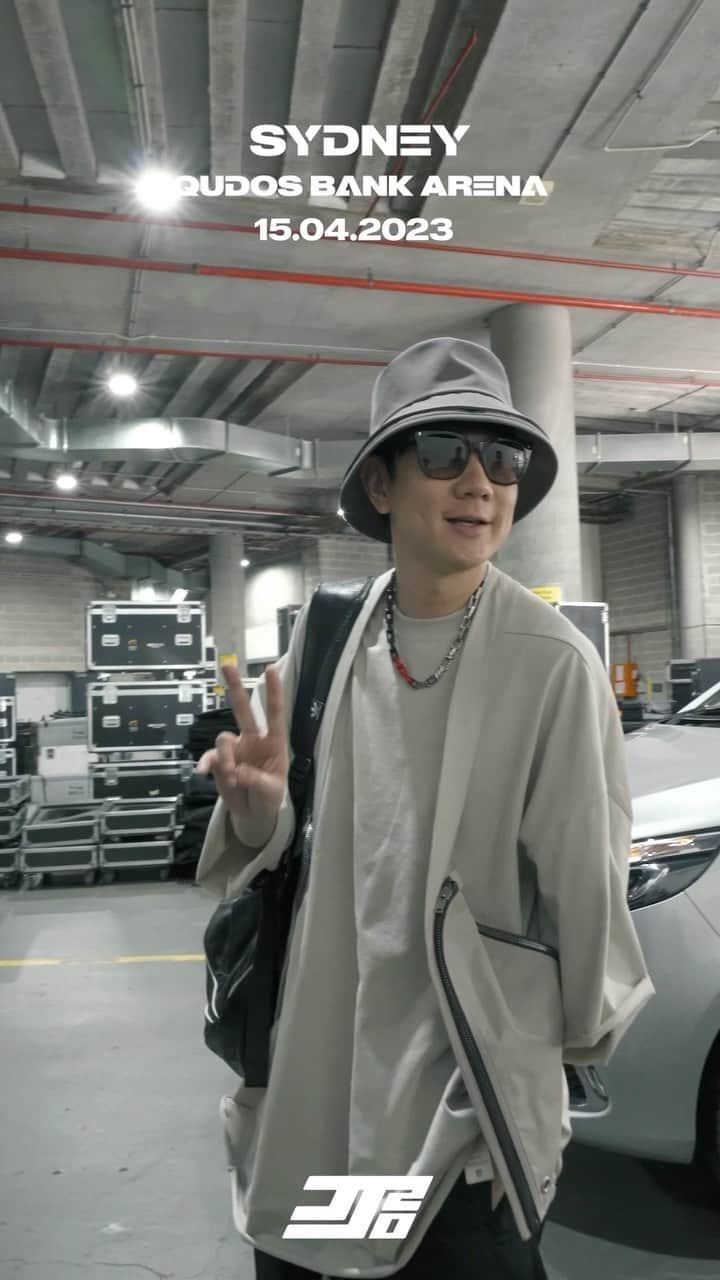林俊傑のインスタグラム：「Sydney, finally! Been blessed with beautiful views and gorgeous sights of the city Can’t wait to rock the JJ20 stage tonight!  Sydney Sydney Sydney Oi Oi Oi！  JJ 林俊傑 《JJ20 世界巡迴演唱會》悉尼站 有幸享來到這美麗的城市 今晚JJ20 悉尼站見！  #roadtoJJ20 #JJ20WorldTour」