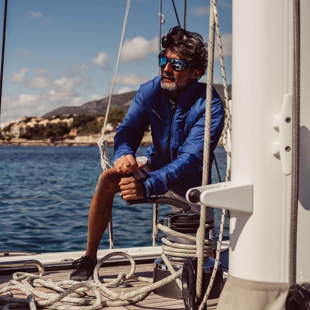 ヘンリロイドのインスタグラム：「Who’s looking forward to sunnier days out on the water? Marcello wears our new Smart-Therm jacket. Engineered through advanced body mapping this jackets offers exceptional warming performance. Whenever, wherever you need it. midlayer #jacket #yachting」