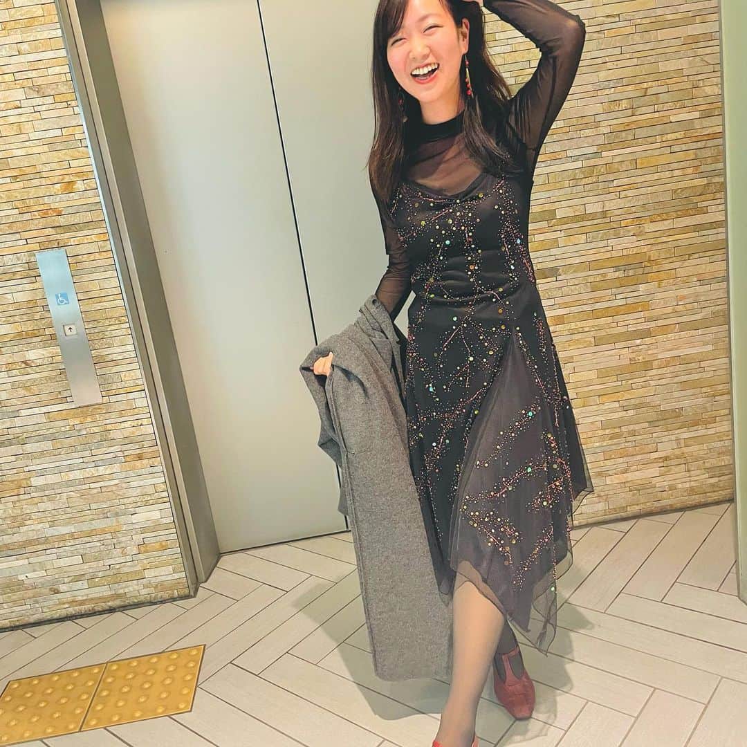 佐々木心音のインスタグラム：「お母と一緒に、映画『僕のうしろに道はできる』で繋がったご縁のパーティーに行ってきました。  挿入歌となったオリジナル曲も歌わせてもらって、 お久しぶりの方々とたくさん会えて、やっぱりびっくりするくらいあったかーーーーーい方々ばかり🌸  人を否定し合うんじゃなく、 暖かい言葉を交換できる間柄って 本当に素敵だなって 改めて思う時間。  言葉は、時に傷つける剣にもなってしまうけど、ホカホカの湯たんぽにもなる。 私自身、間違えてしまうこともあるけど、 言葉を大切にしていきたい、そして、 暖かく、大きな人であり続けたいです  お母が、写真を撮るのが苦手なのに 頑張って撮ってくれた写真たち☺︎ ゆるゆるな自然過ぎる顔をどーぞ。笑  #dressup #event #photobymymom  #heartofmiracle #singersongwriter  #actor #sasakikokone #kokonesasaki  #ハートオブミラクル #宮ぷー #僕のうしろに道はできる #co906 #親子ユニット #佐々木心音 #ポカポカ」