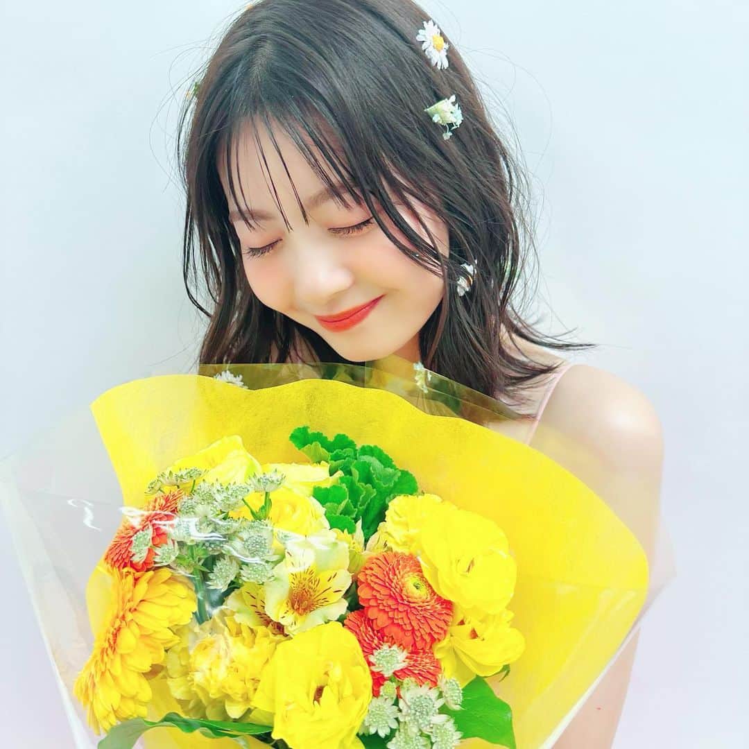 のインスタグラム：「本日更新されましたPopteenMediaで 卒業ページ完結です！ 改めてになりますが、今月、4月いっぱいで "Popteenモデル"を卒業させていただきます！  私にとってPopteenは ひとつの学校みたいなものでした。  たくさんの大きな壁があって、 ぶつかっては悩んで苦戦して。 壁を壊せた時には、ものすごく嬉しくて。  一つのものを目指して仲間と戦って、悔しくて。 でも目指してるものは一緒だからと 絆がどんどん深くなっていって、 とても大切な仲間になる。  メイクやオシャレの事なんて 何一つ分からないただの芋女だった私が、 今、たくさんの方に 「本当に垢抜けたね。綺麗になった」と言っていただけているのは Popteenがあったらから。と思っています。  系統のことで何度も何度も迷走したり カラコンやメイクだって 何が私に似合うんだろうって色んな物を試してみて これだ！！と、自分にとってはいいと思った物でも 周りには参考にならないもの。だったり。笑  表紙を飾りたい。 好きなモデルランキングで1位を取りたい。  叶うまで、時間は結構かかってしまって ファンの方にも悲しい思いをさせてしまったけど とても満足できるほど 最後には叶えられて嬉しかったです！  色んな思い出がどれも懐かしいな〜と笑える 大切な大切な思い出です！  憧れだったモデルの世界は 自分の身長や体型、容姿では無理だと諦めていた物に光を与えたくれたPopteen。  私が知った時から変わらず今も "かわいい""憧れ"を与えてくれるPopteen。  大好きなPopteenを離れるのは とっても悲しいし寂しいし、 正直この先不安なことも沢山あるけれど OGモデルとしてPopteenに顔を出した時に さすが！カッコイイ！となれる存在になれるように また新しい道に挑戦してみます！  4年4ヶ月。 私の青春をPopteenで作られて幸せでした！ 本当にありがとうございました！  卒業を記念して写真集を 大好きなPopteenチームで作らせていただきます！ 嬉しいいいい❤︎ 北海道を舞台に、素敵な景色で撮影しました❤︎ 本日より公開されたPopteenMediaをご覧ください👀✨ https://popteen.co.jp/media/   #popteen」