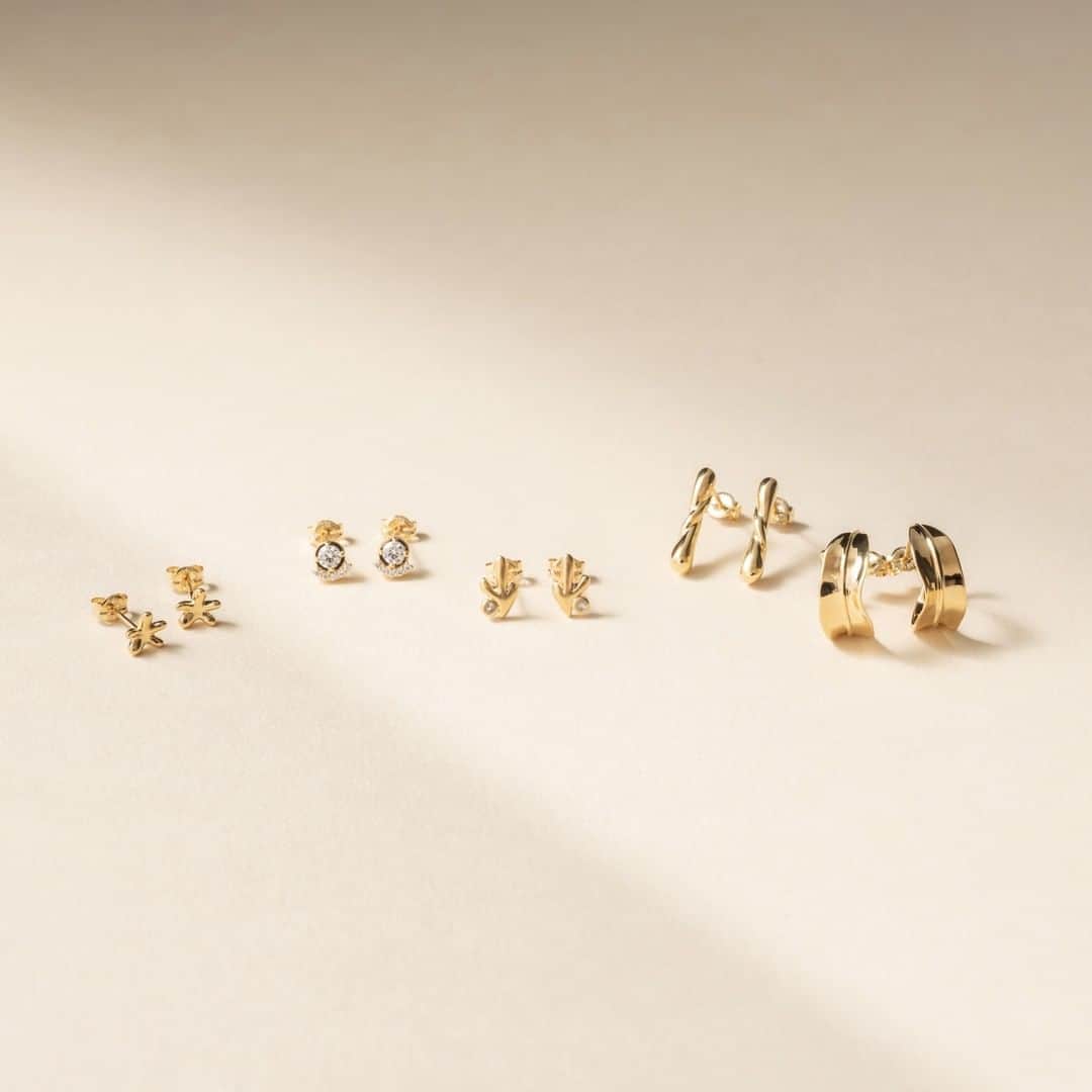 のインスタグラム：「《Pierced Earrings》 - New Collection in April  オフィススタイルにもおすすめの小ぶりなサイズ感のピアスが登場。  繊細なモチーフが耳元でさりげなく煌めきます。  #ete #PiercedEarrings」